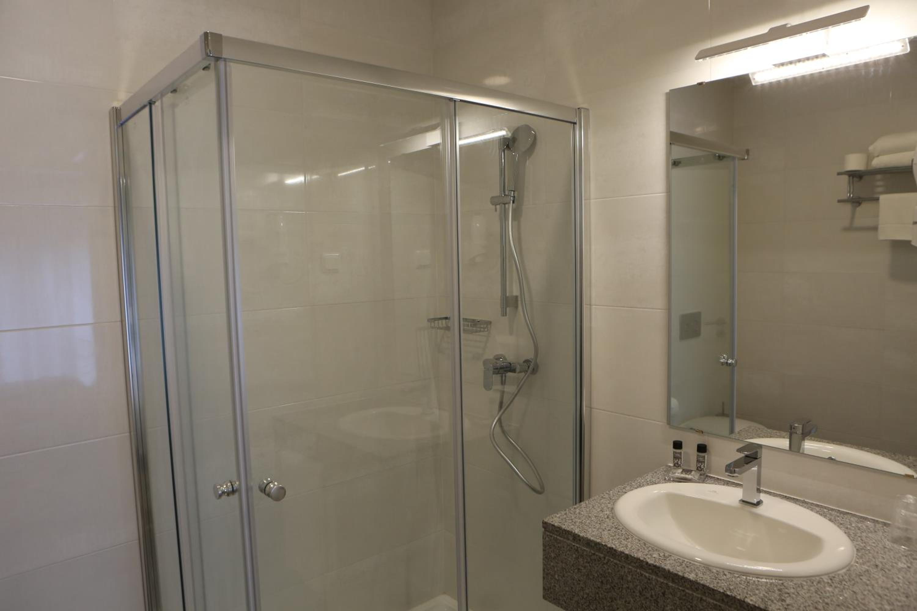 Deluxe Double or Twin Room with Balcony - Photo 6