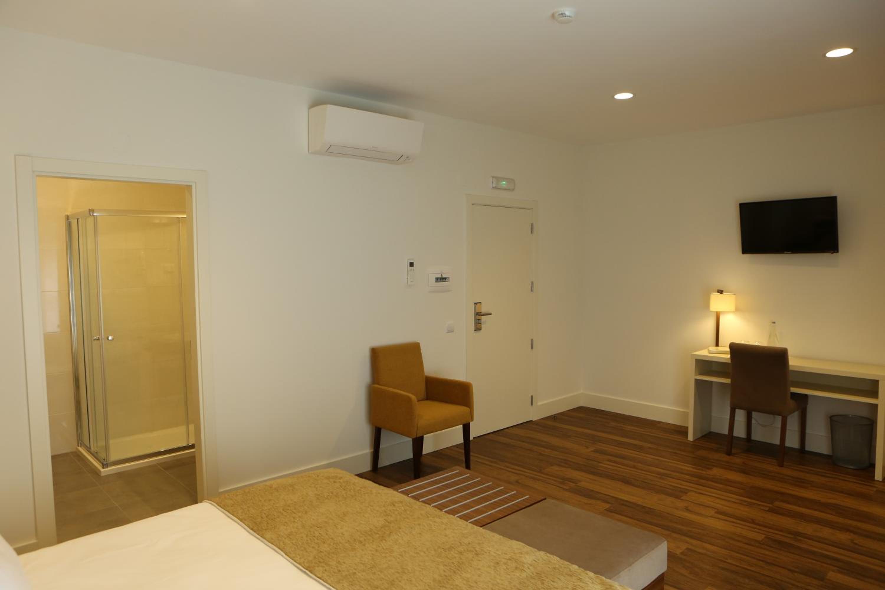 Deluxe Double or Twin Room with Balcony - Photo 4