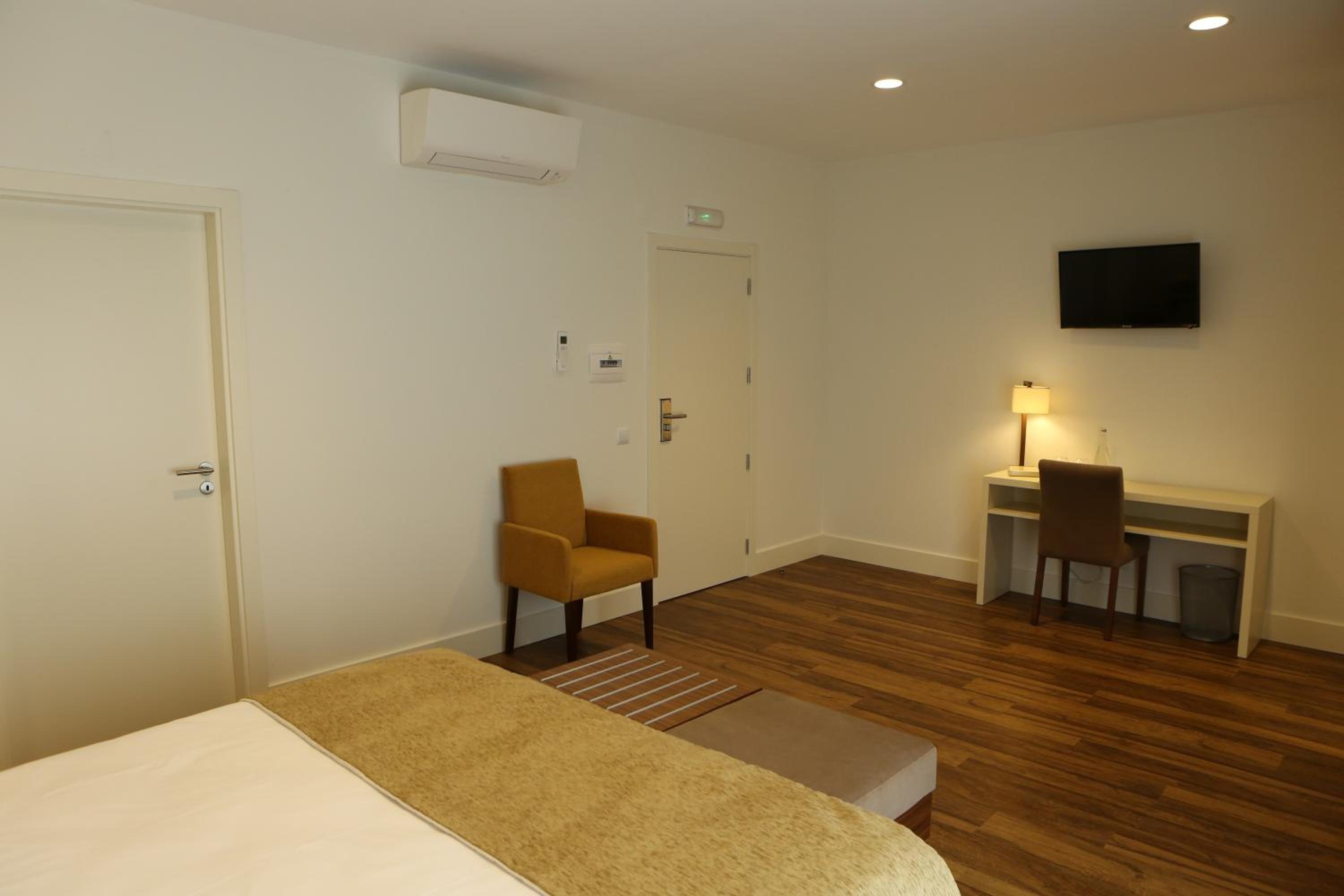 Deluxe Double or Twin Room with Balcony - Photo 5