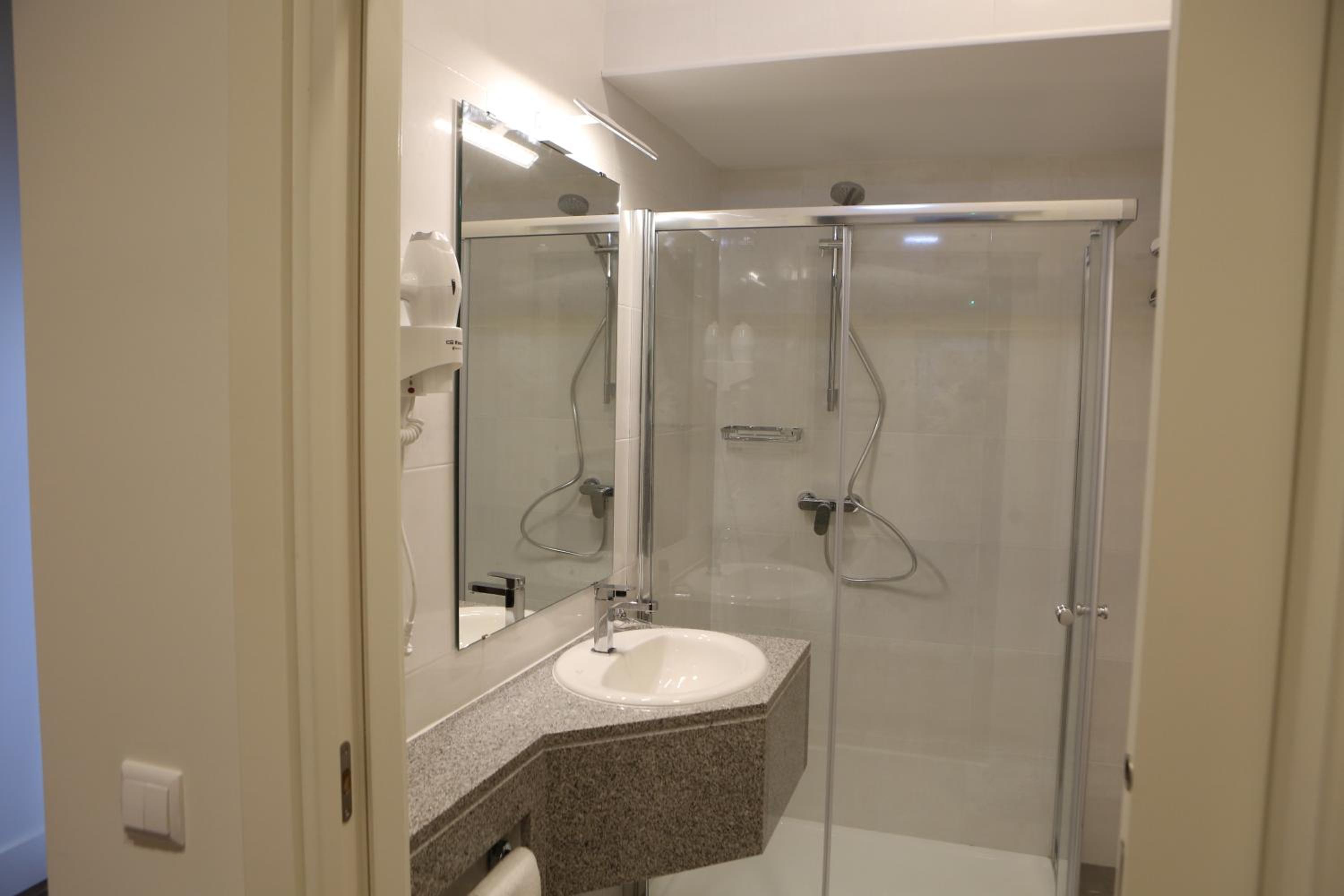 Double or Twin Room - Photo 7