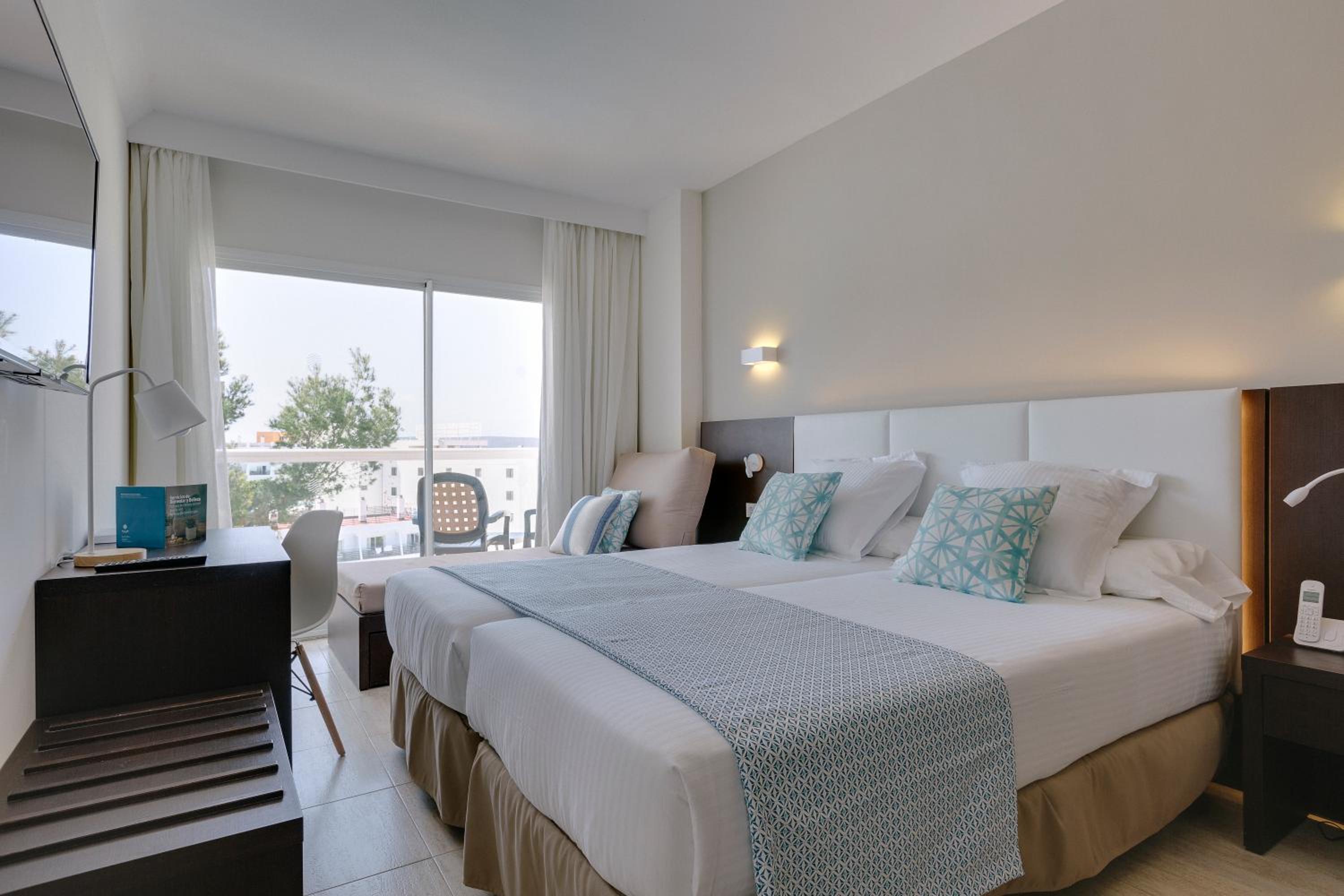 Double Room with Pool View (2 Adults + 2 Children) - Photo 3