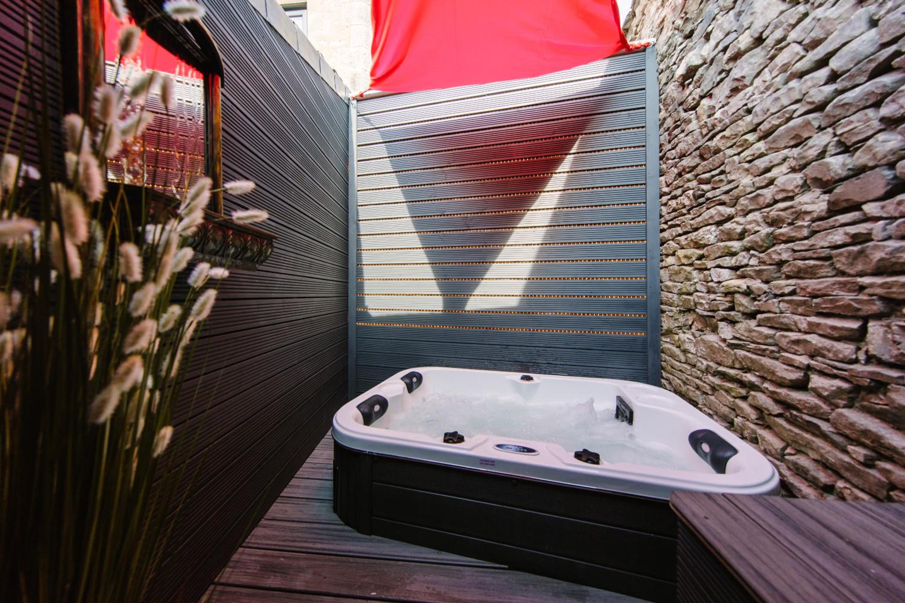 Suite with Hot Tub - Photo 8