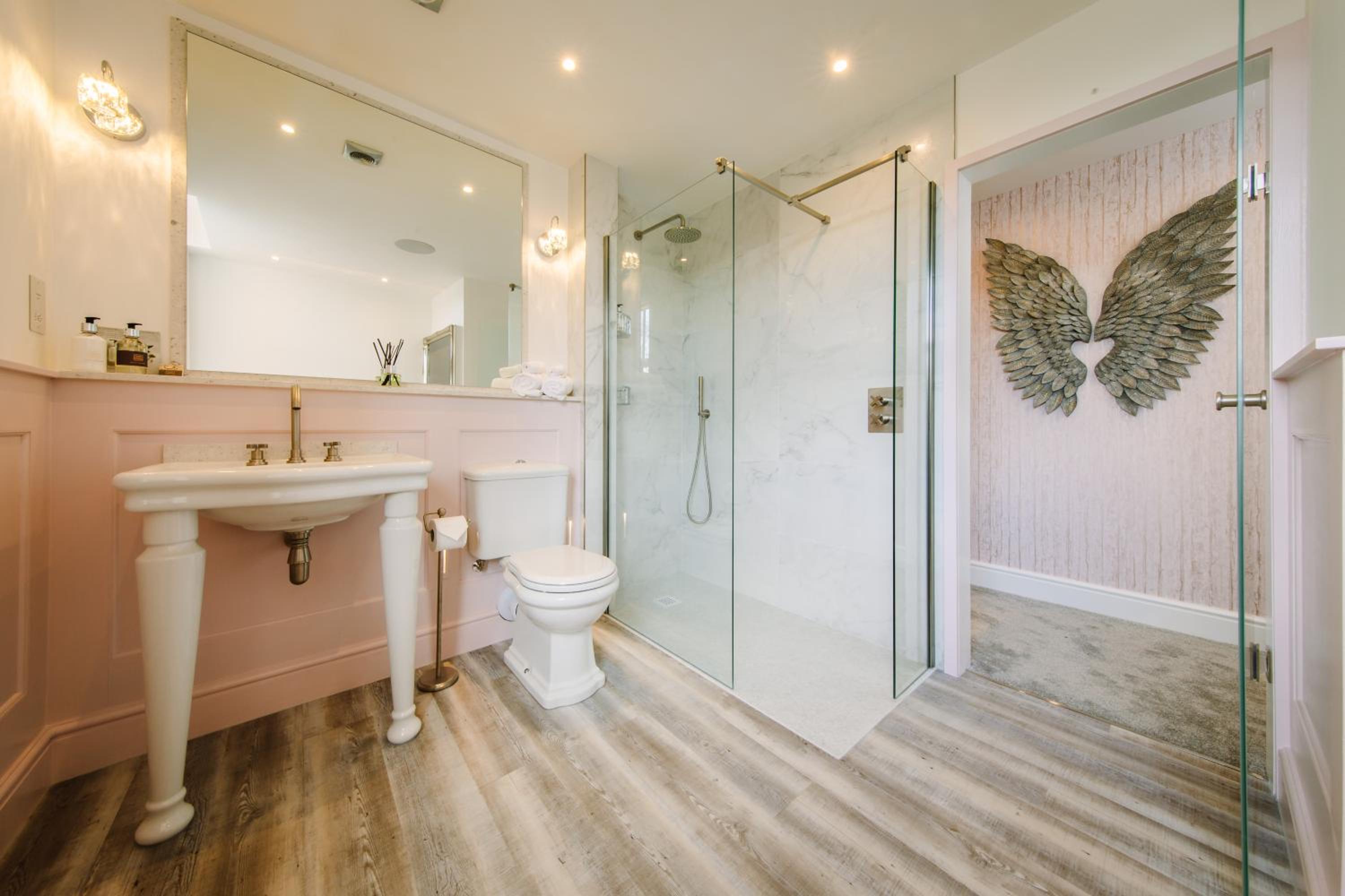 Deluxe King Suite - Photo 7