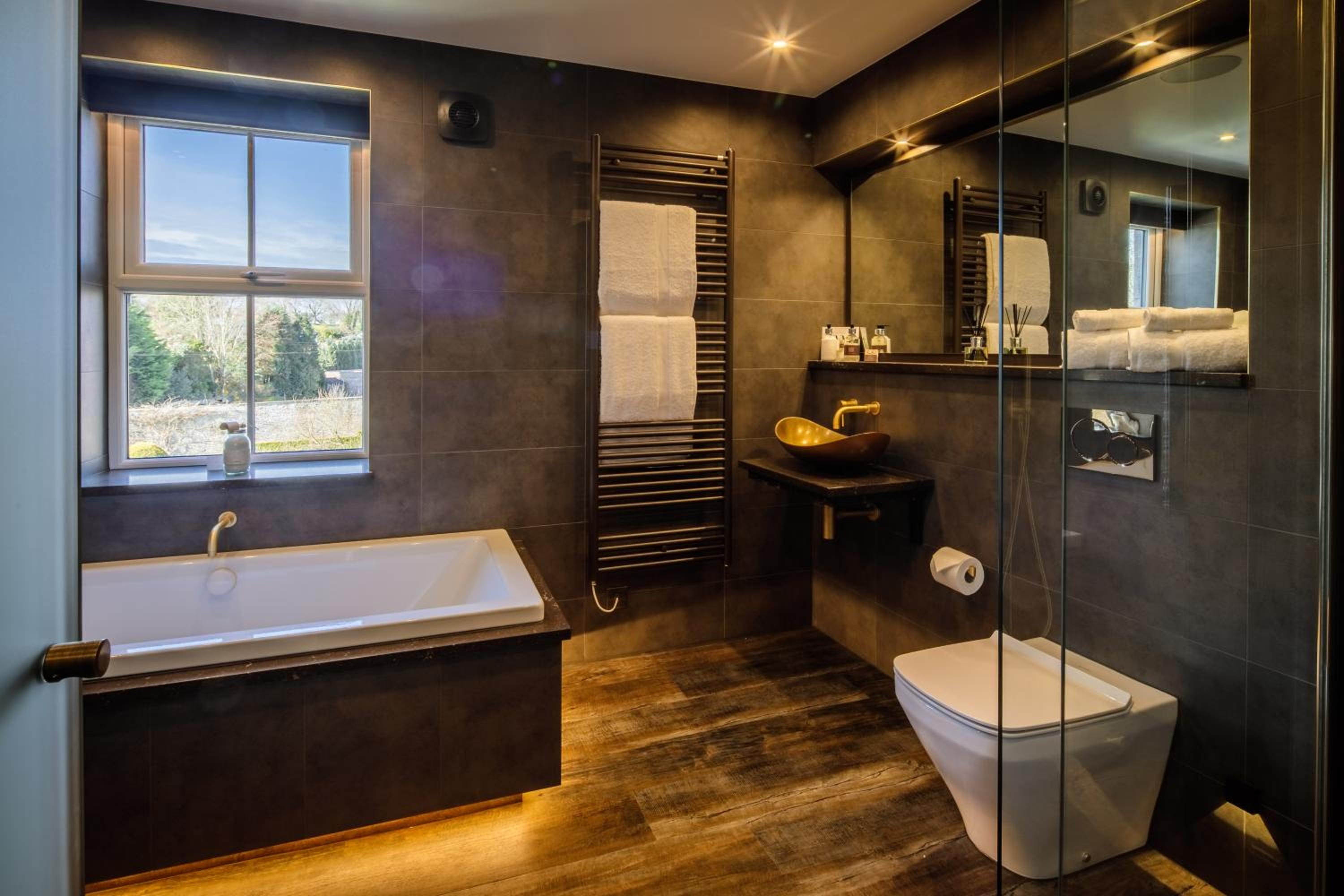 Suite with Mountain View - Photo 11