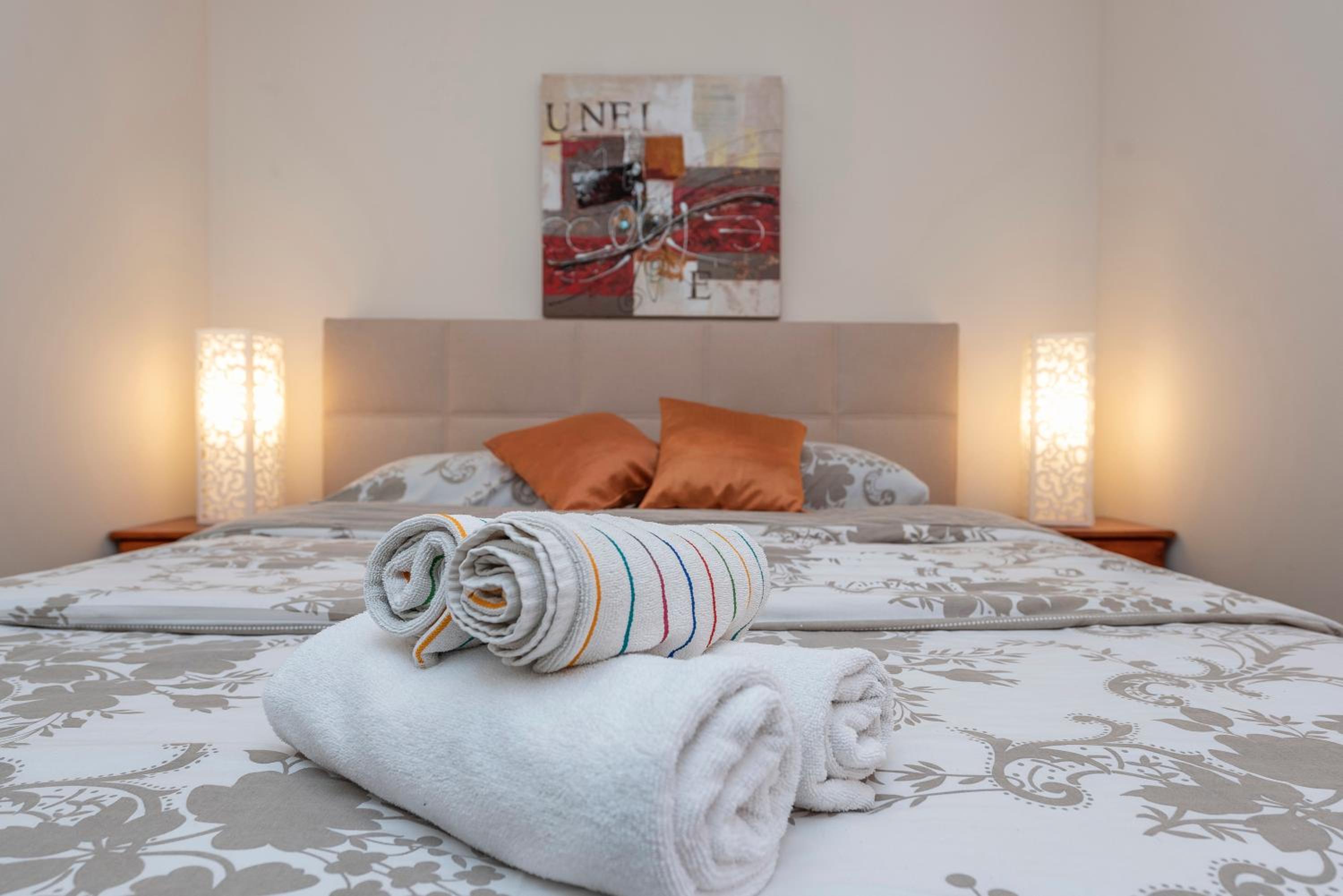 Apartamento de una habitación con terraza y vistas a la piscina confortable.