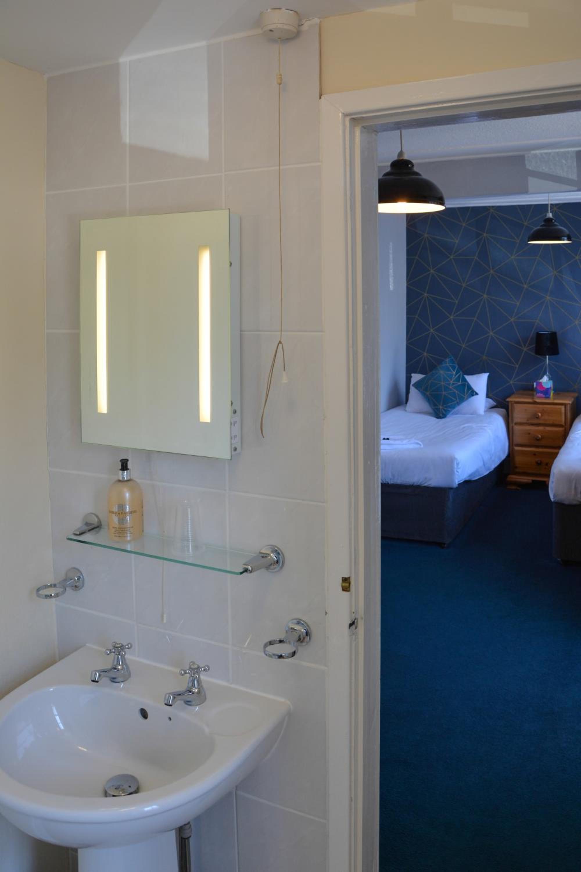 Twin Room with Private Bathroom photo 3