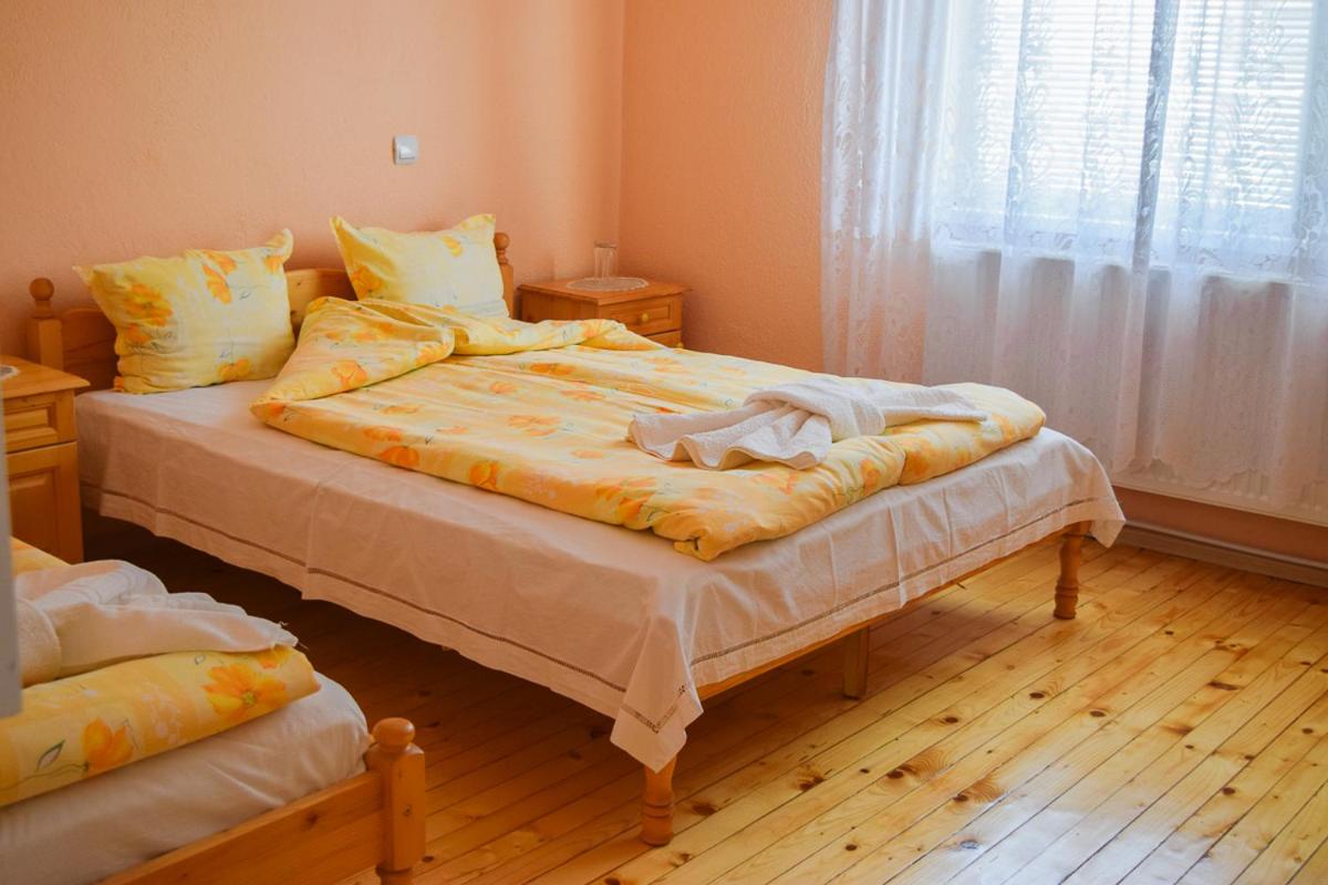 Basic Triple Room With Shared Bathroom photo 3