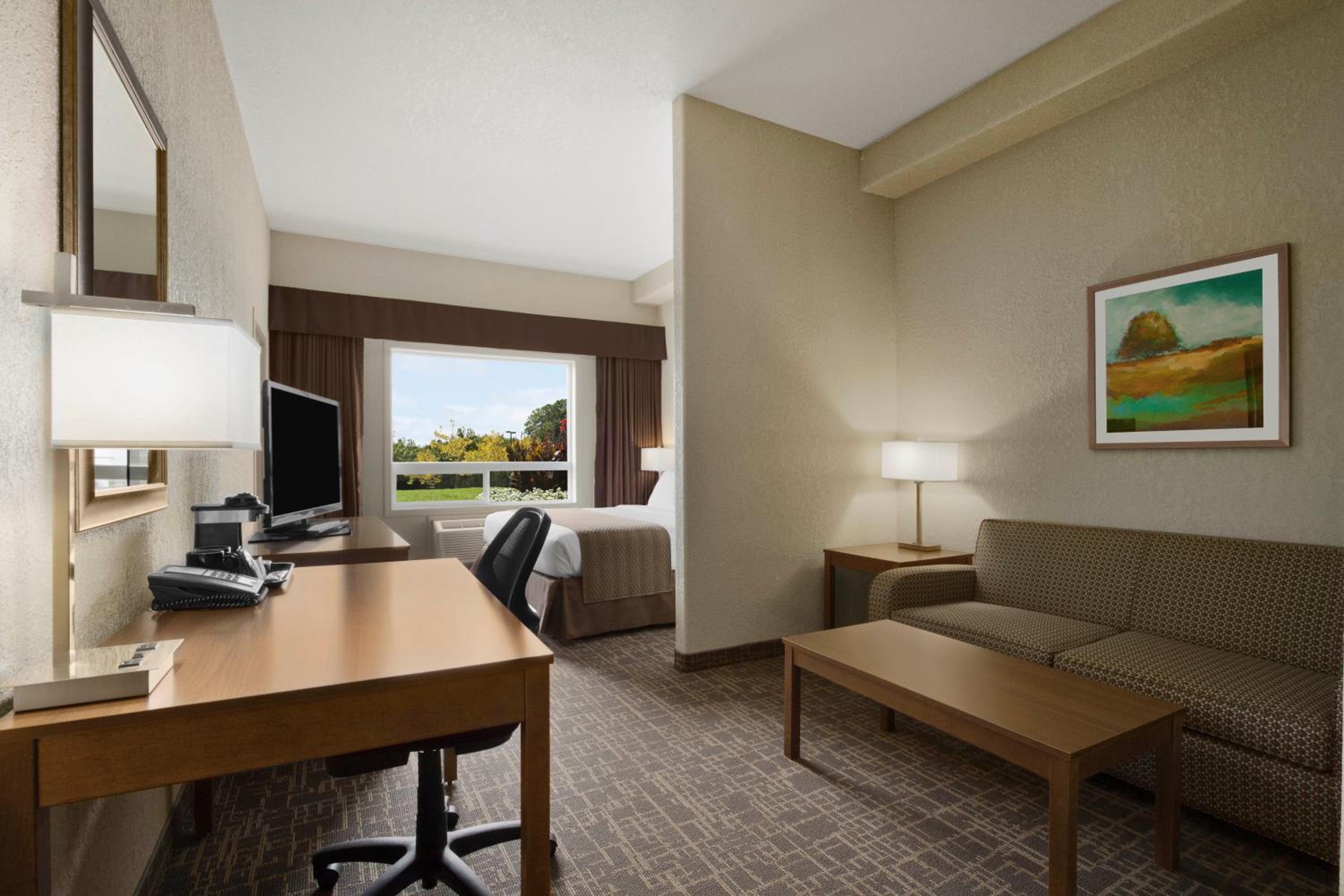 One-Bedroom King/Queen Suite - Non-Smoking photo 1