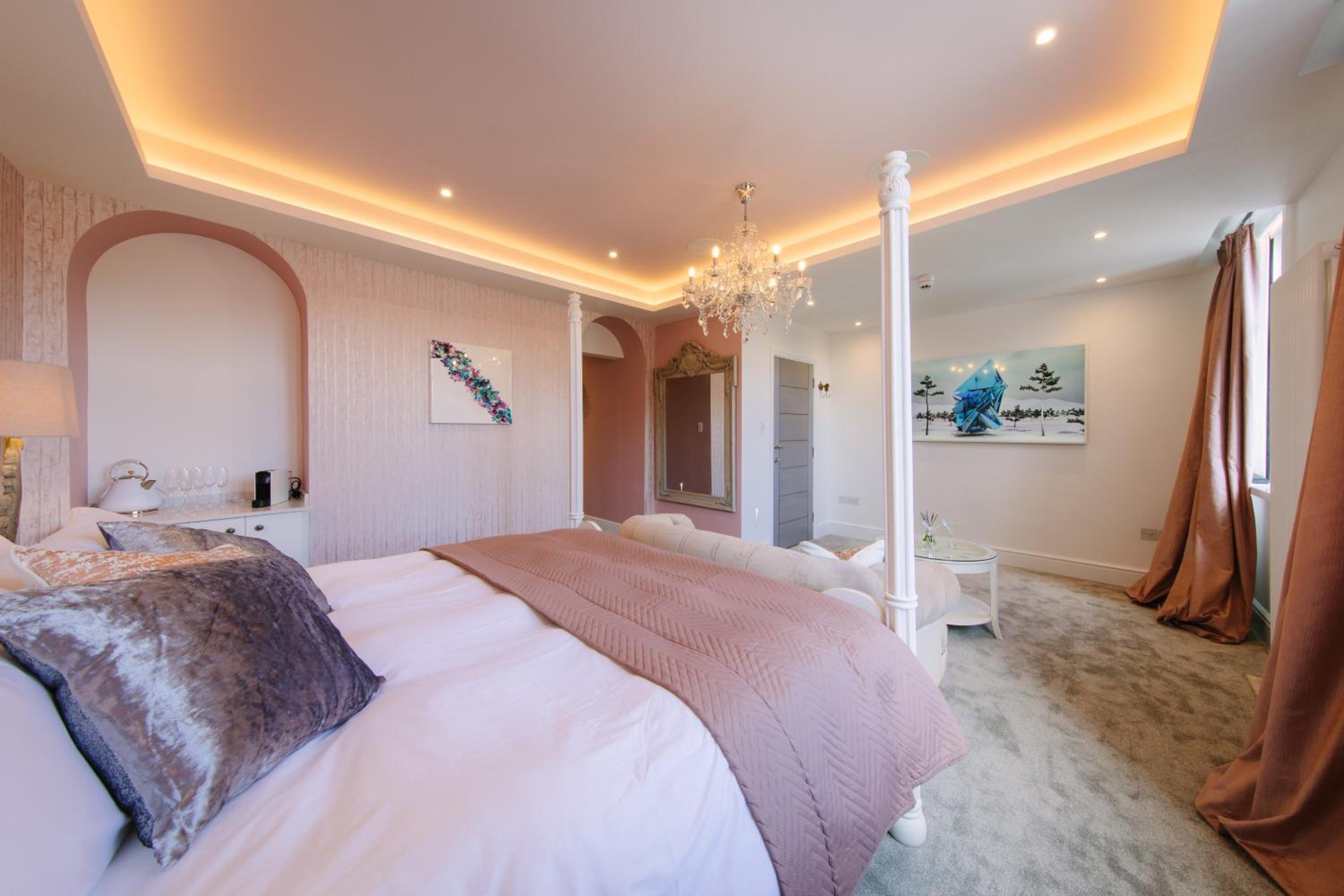 Deluxe King Suite - Photo 13
