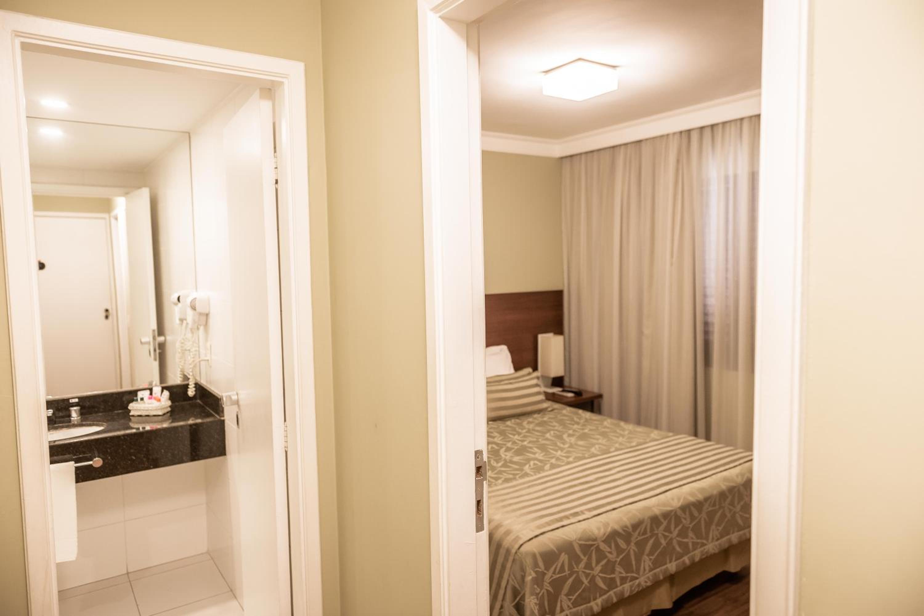 Standard Queen Room - Photo 15