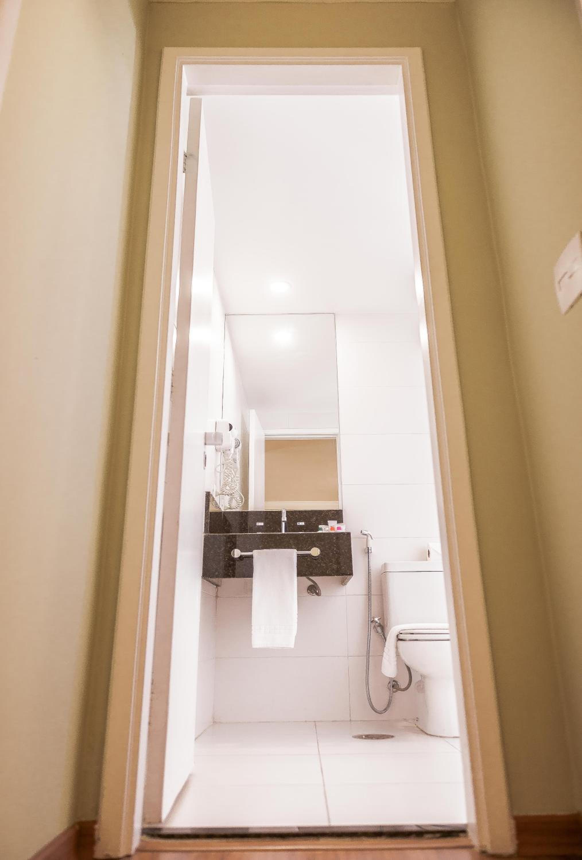Standard Queen Room - Photo 7