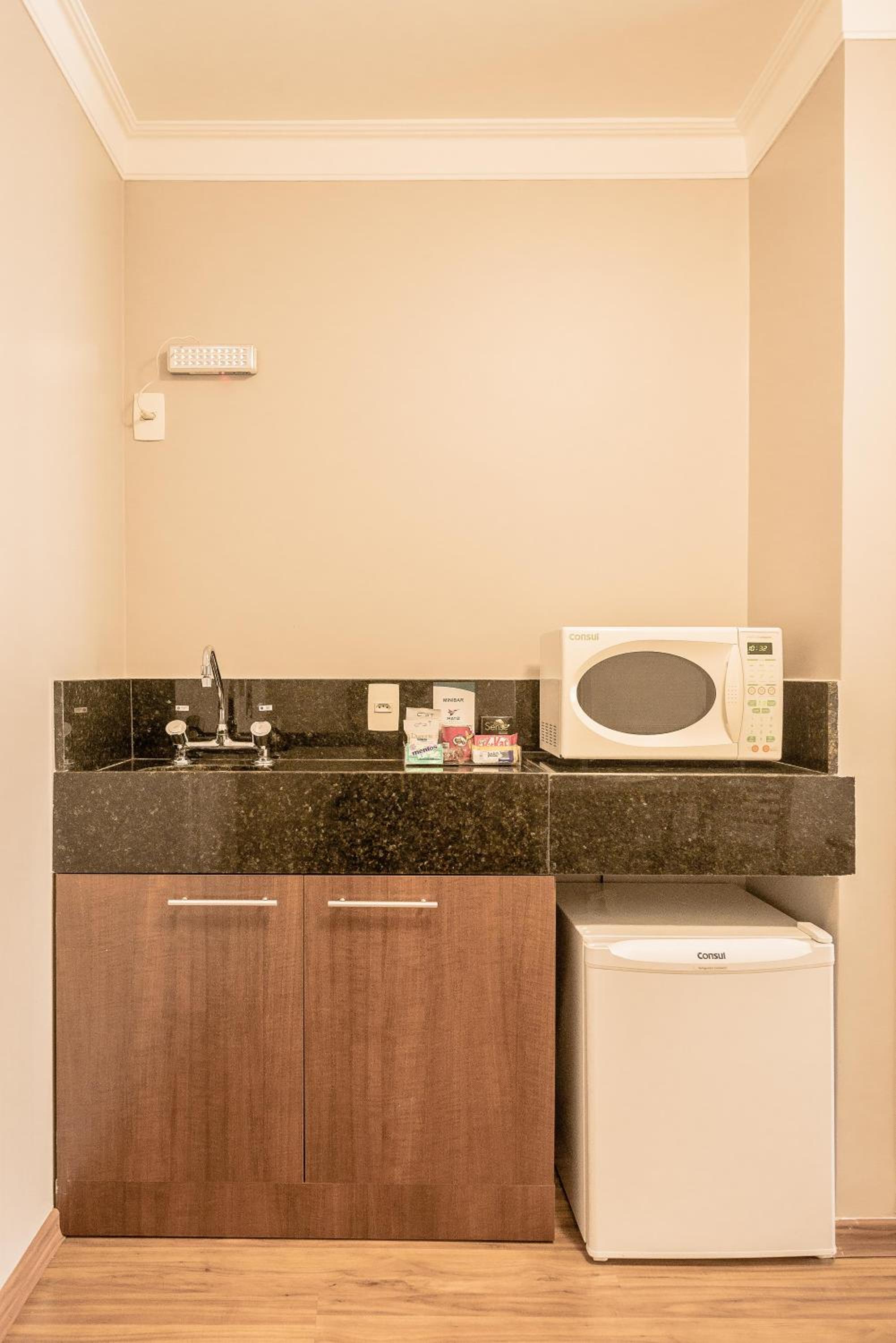 Standard Queen Room - Photo 12
