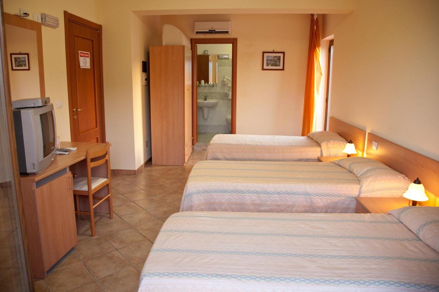 Double or Twin Room photo 3