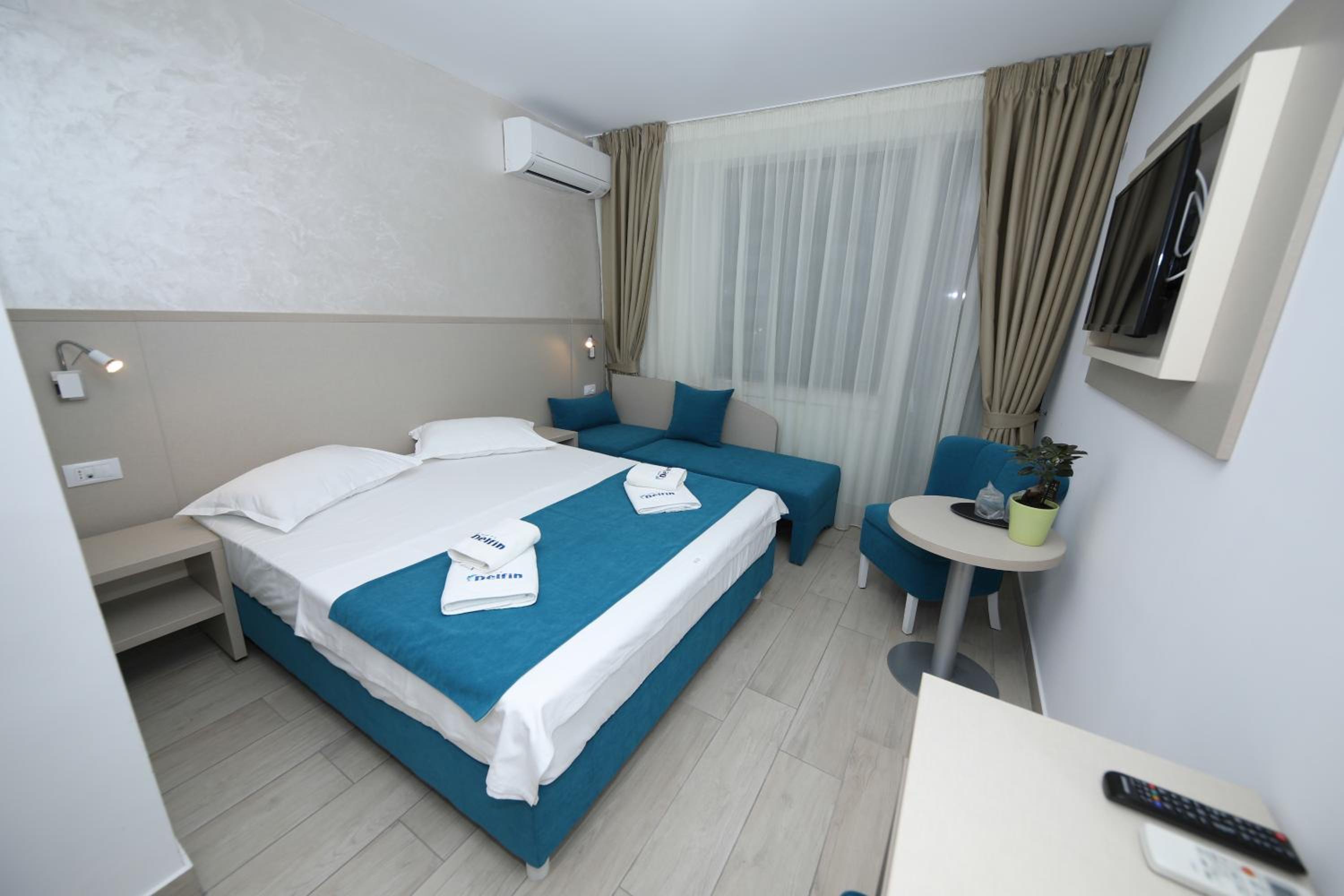 Deluxe Double Room with Balcony - Photo 5