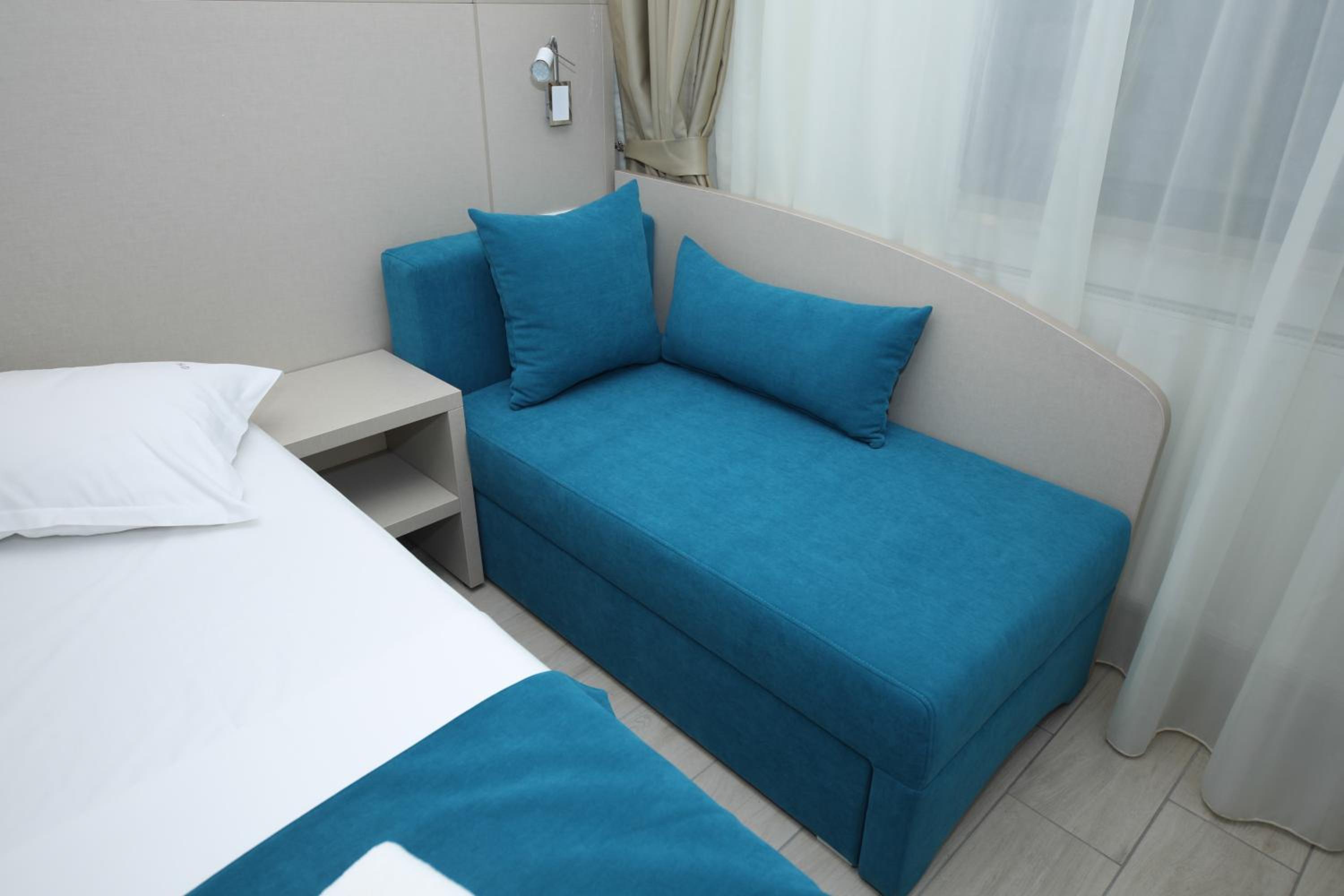 Deluxe Double Room with Balcony - Photo 4