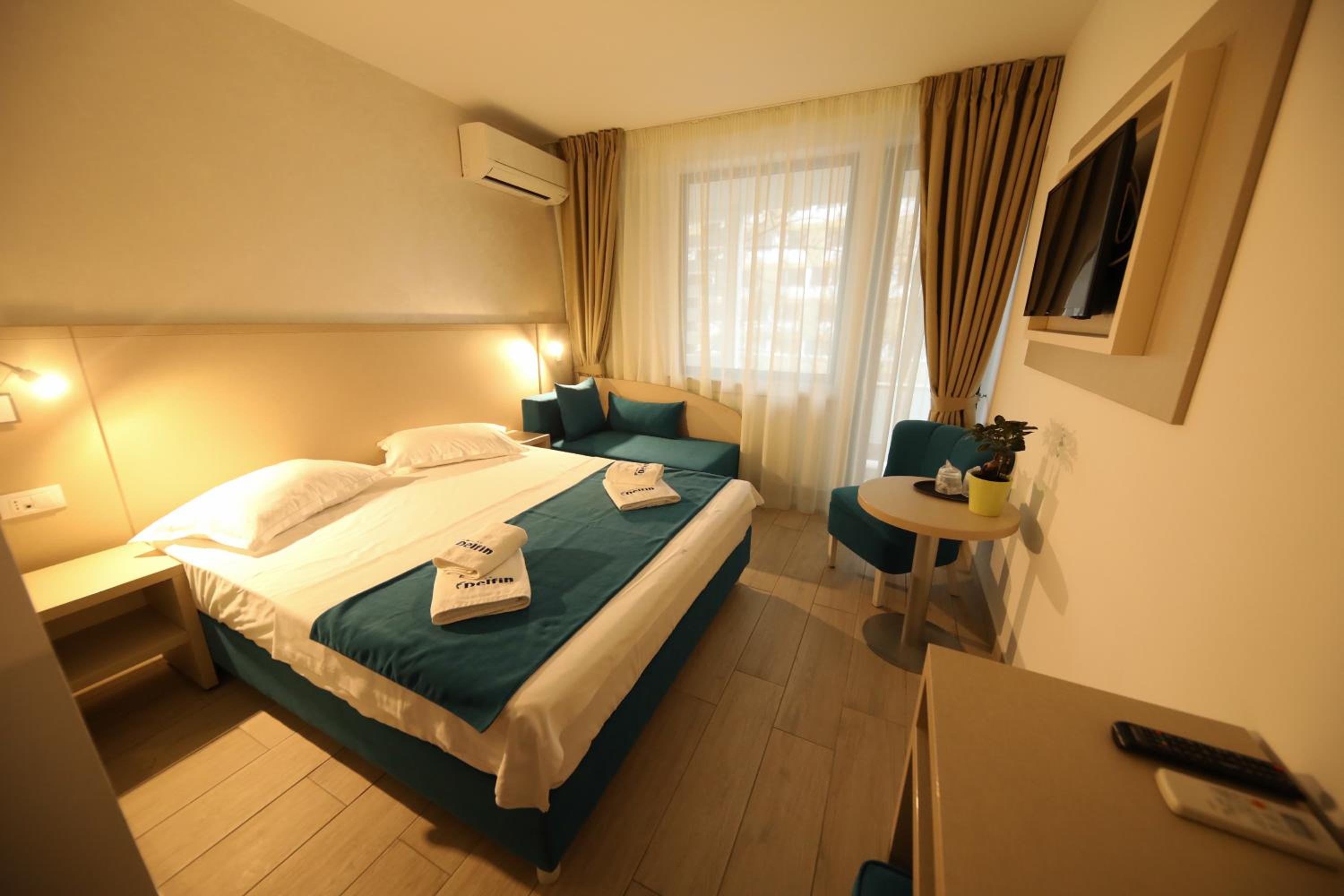 Deluxe Double Room with Balcony - Photo 3