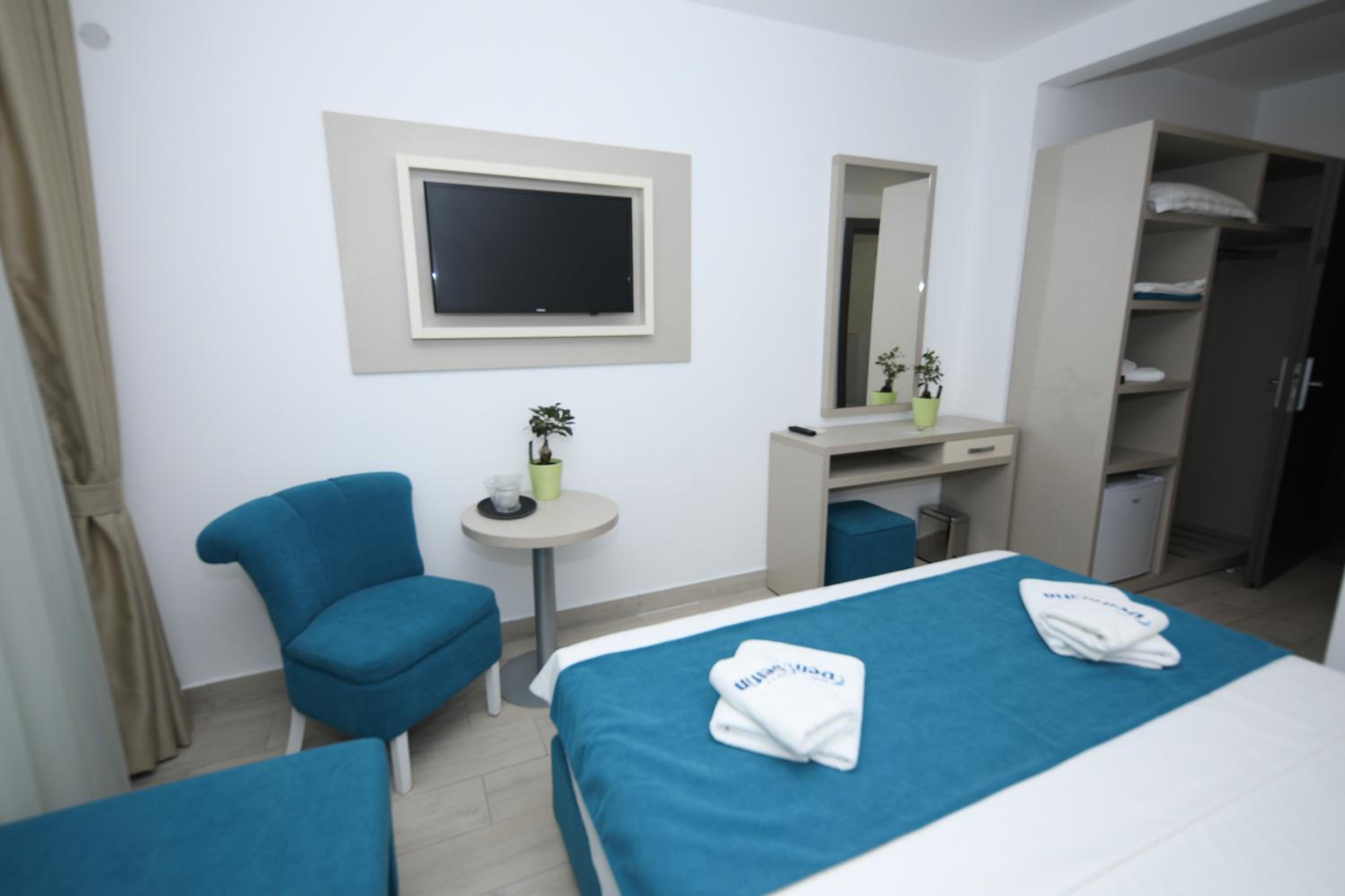 Deluxe Double Room with Balcony - Photo 6