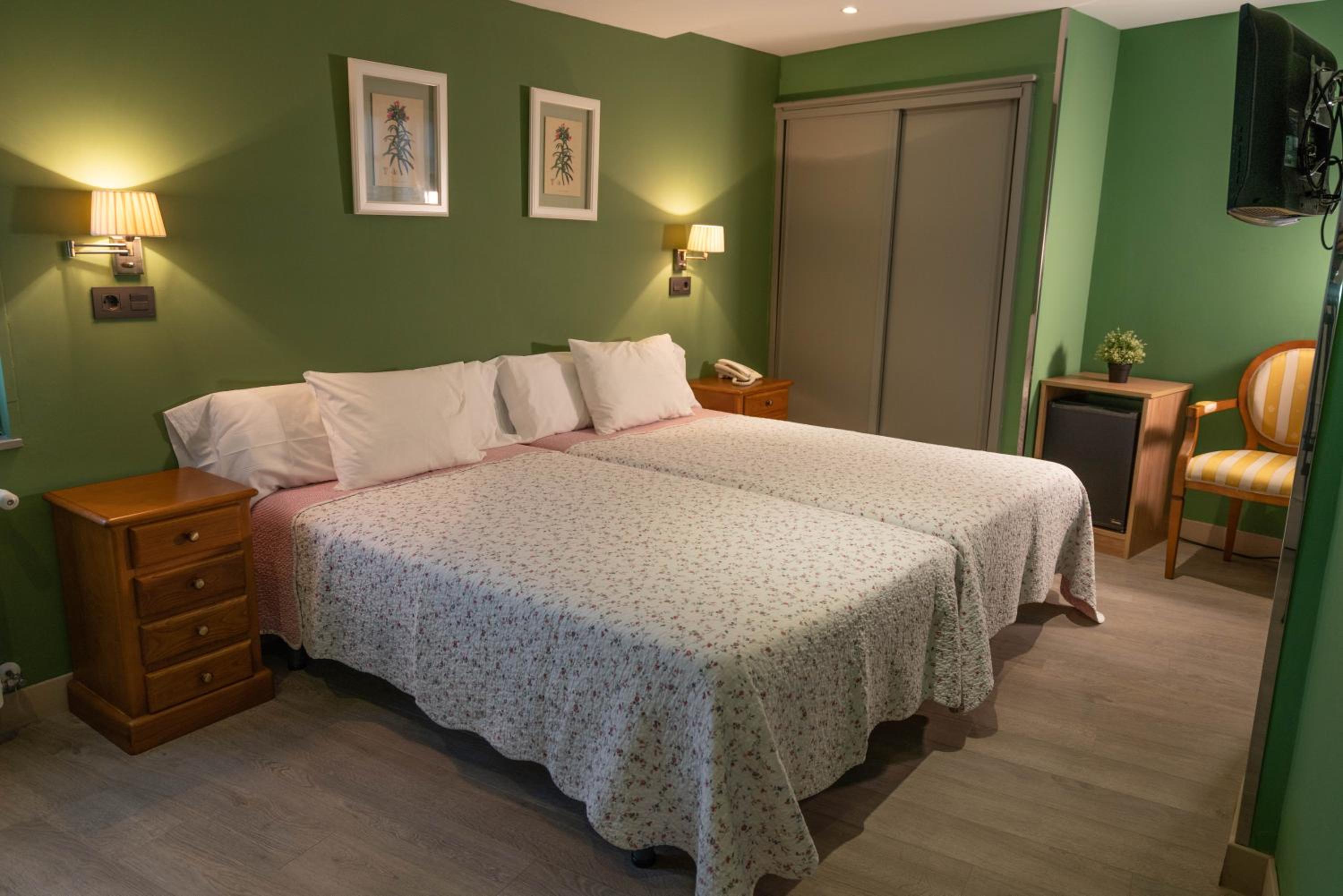 Twin Room - Photo 3