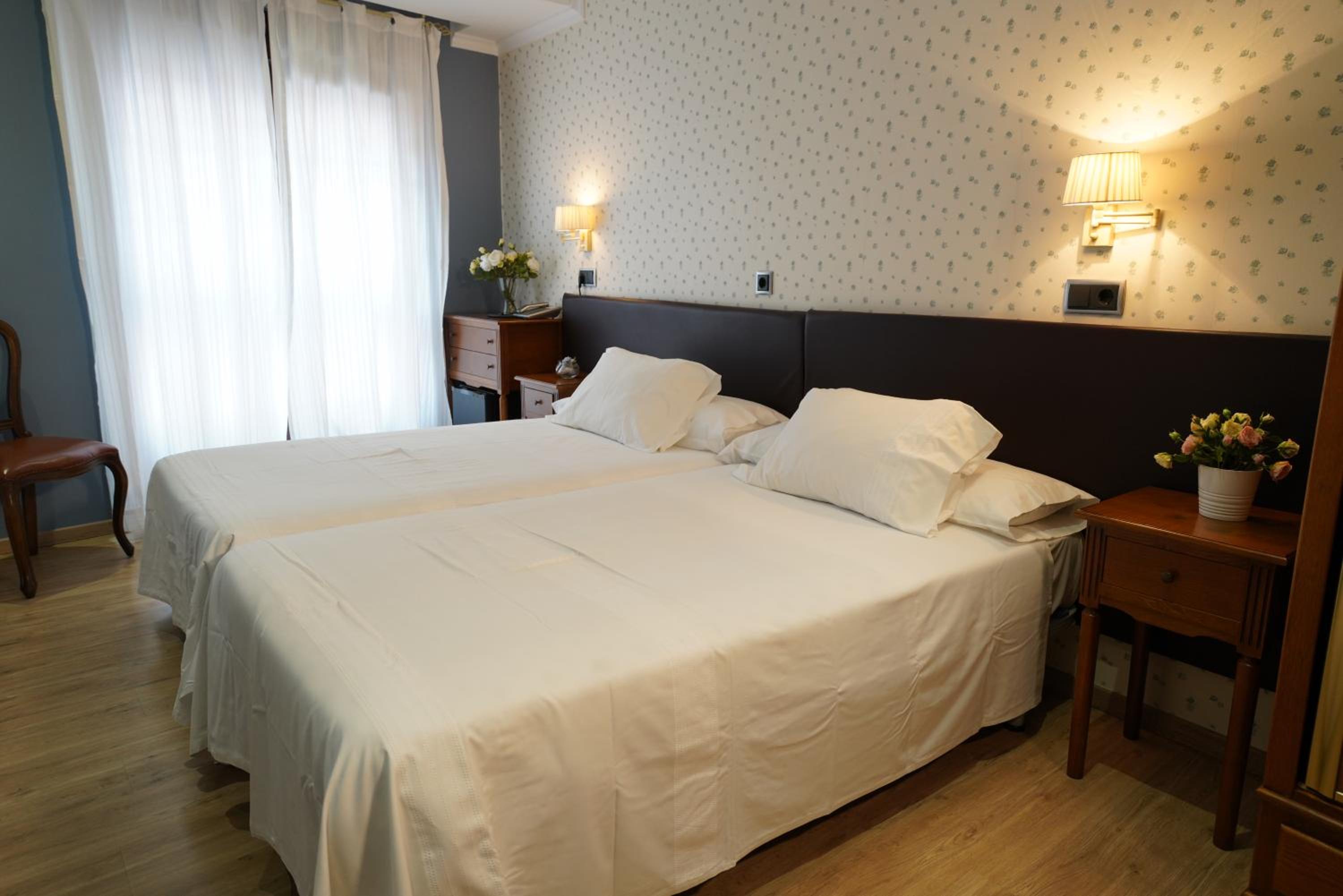 Twin Room - Photo 10