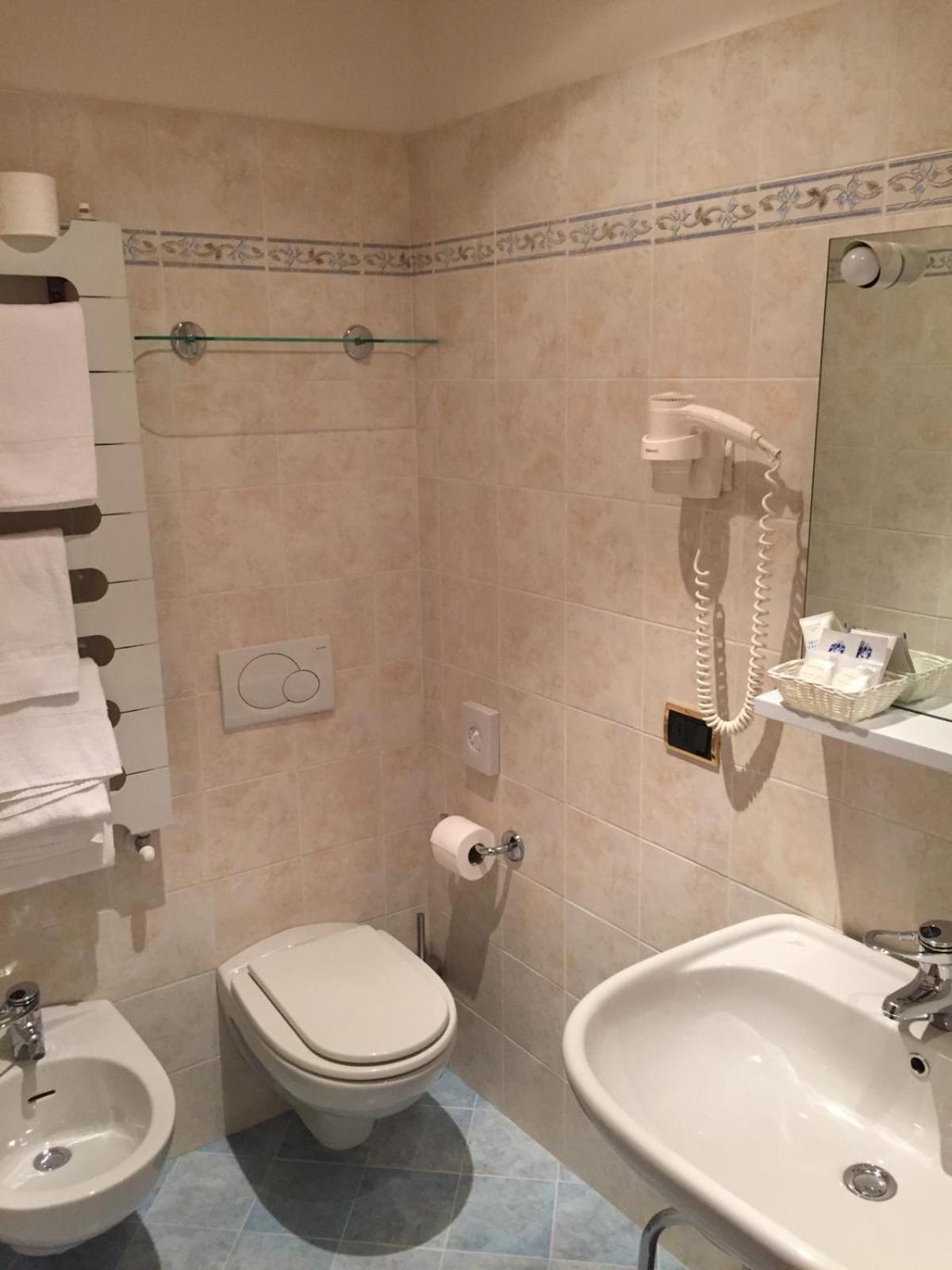 Queen Room photo 2