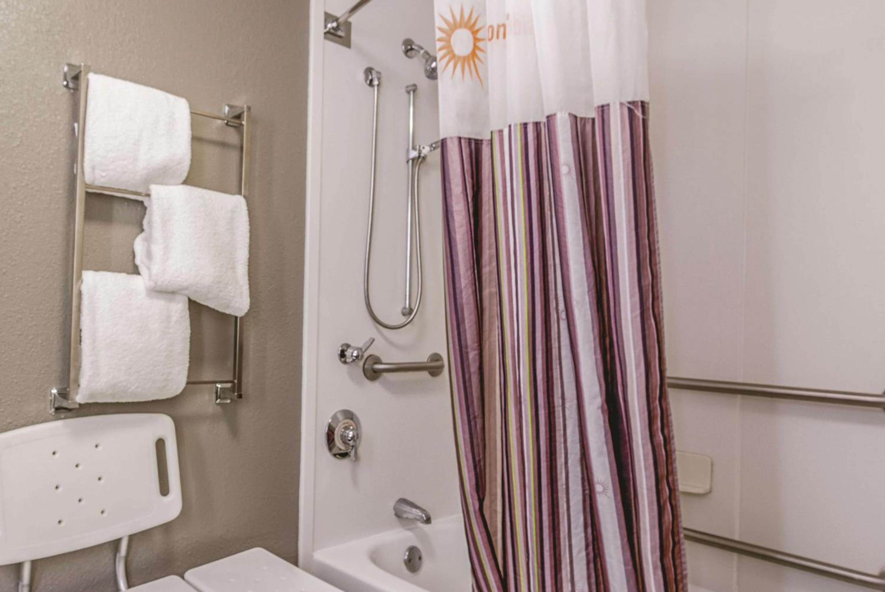 King Room with Bathtub - Mobility/Hearing Accessible - Non-Smoking - Photo 3