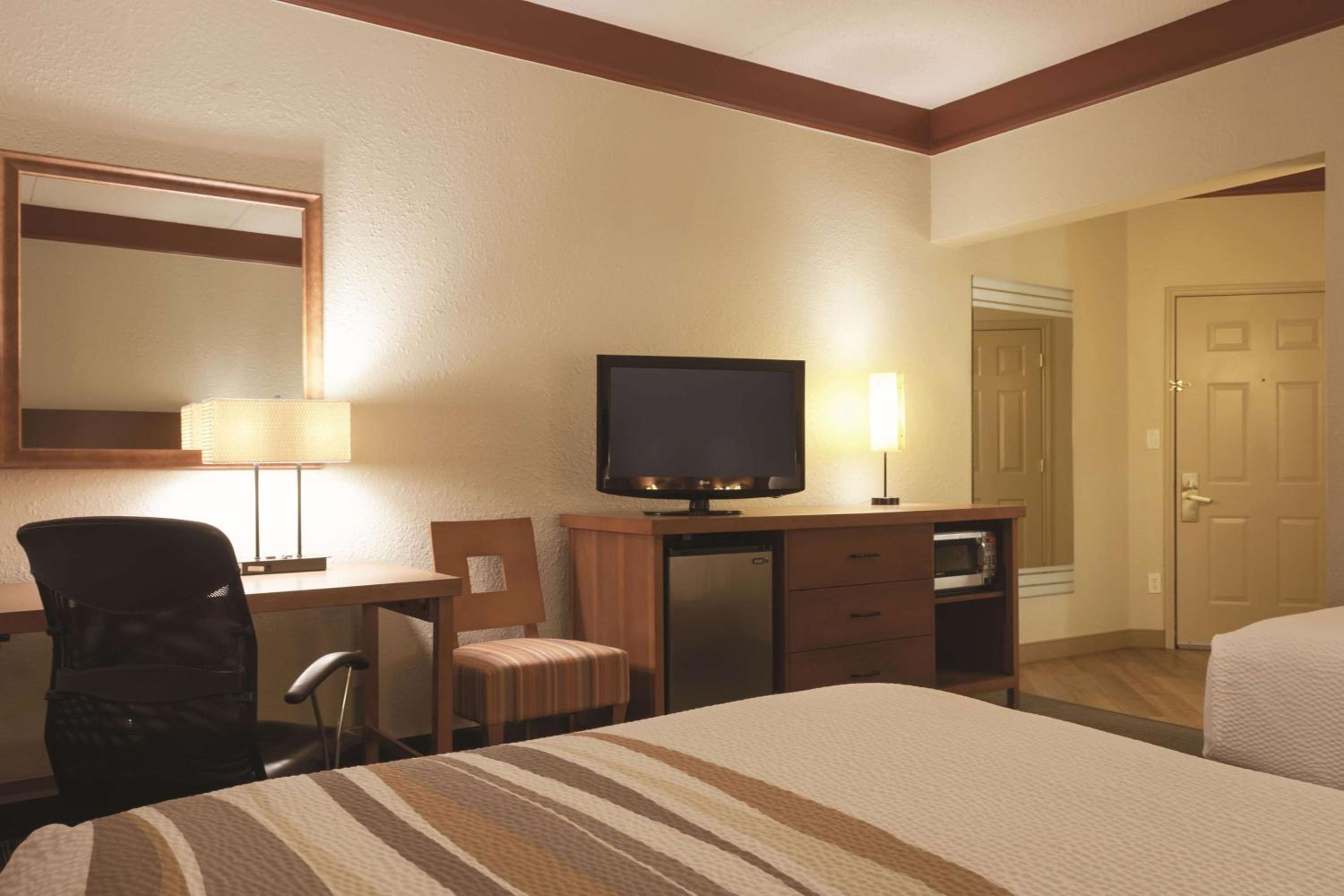 Double Room with Two Double Beds and Bath Tub - Mobility/Hearing Accessible - Non-Smoking - Photo 4