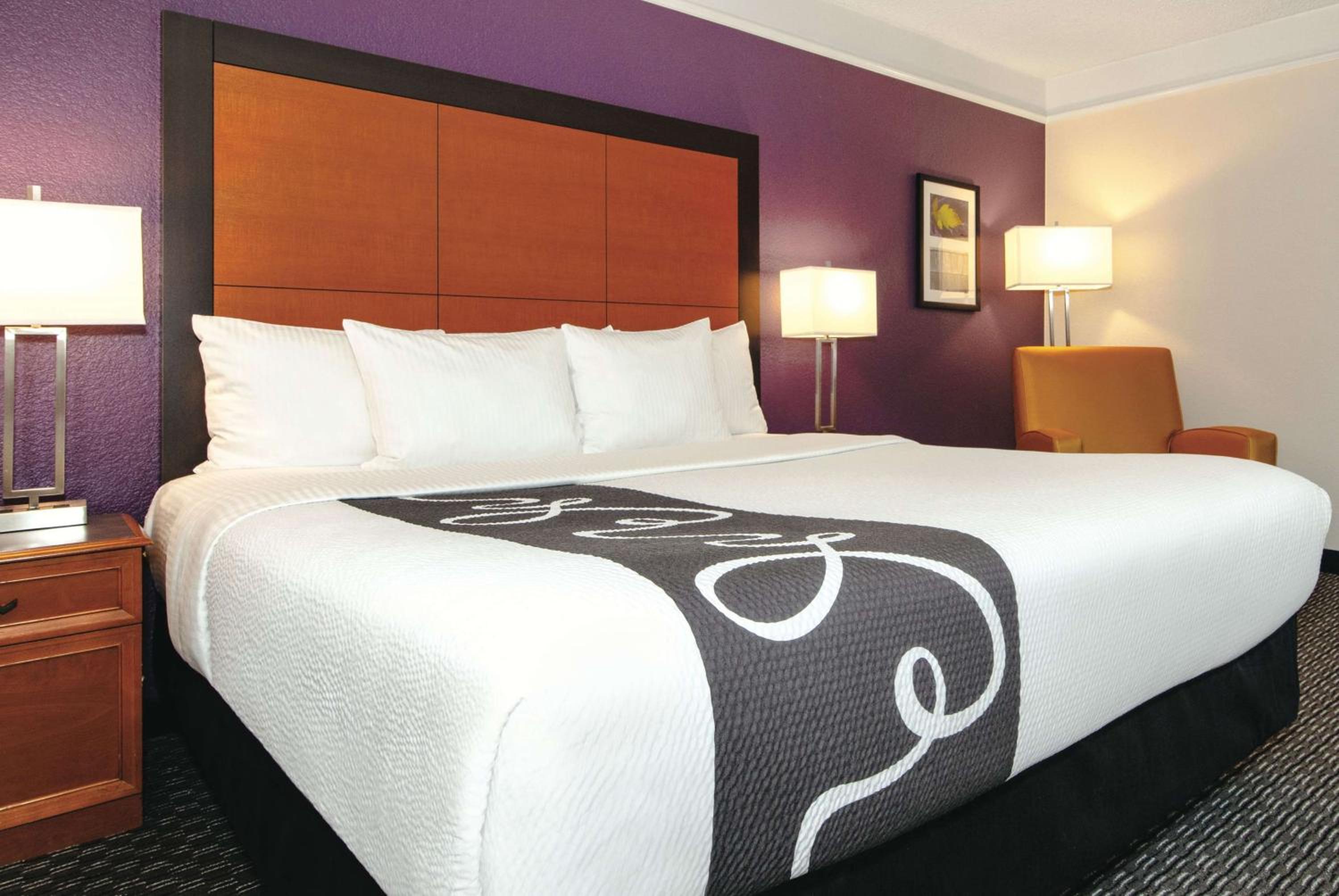 Deluxe King Room - Photo 13