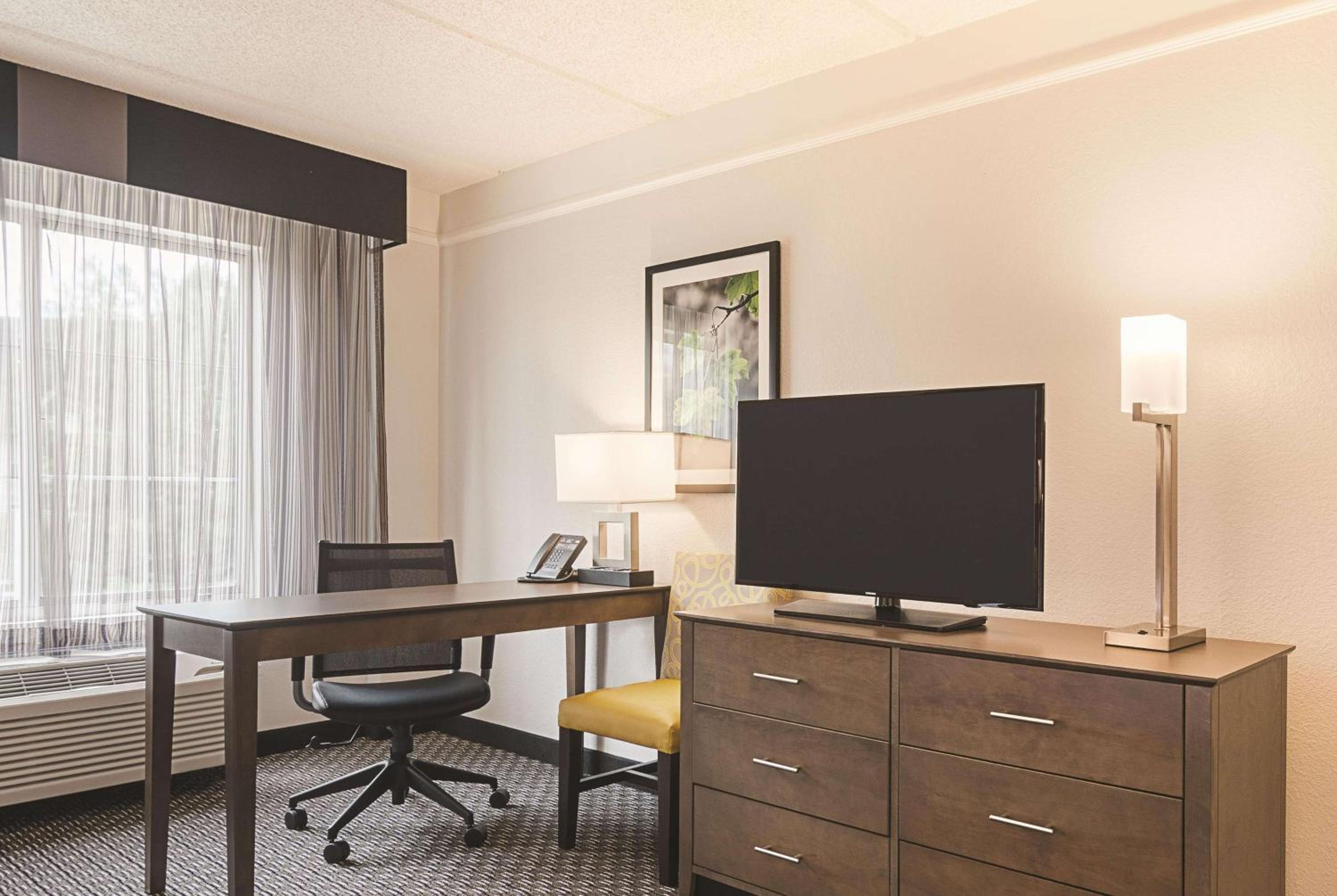 Deluxe King Room - Photo 3