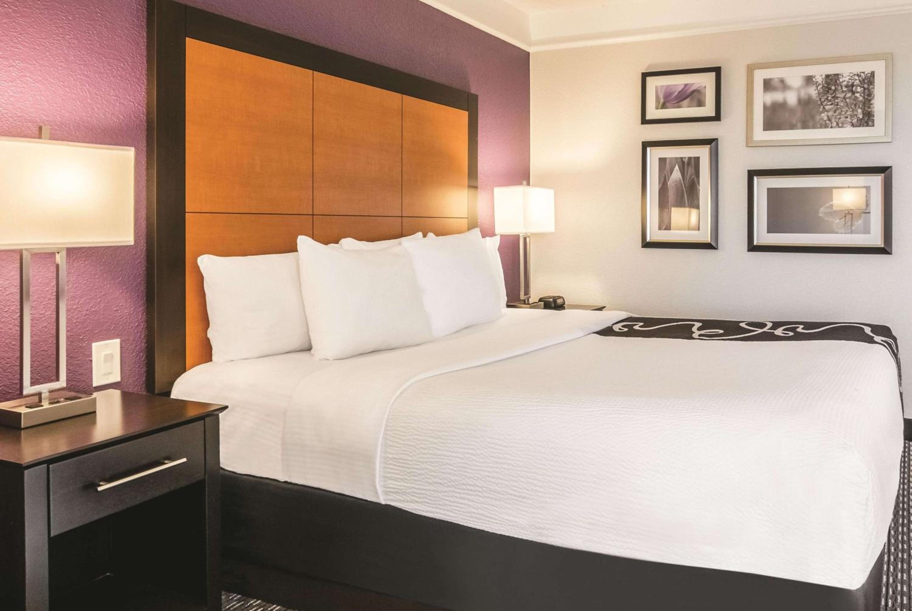 Deluxe King Room - Mobility and Hearing Accessible/Non-Smoking