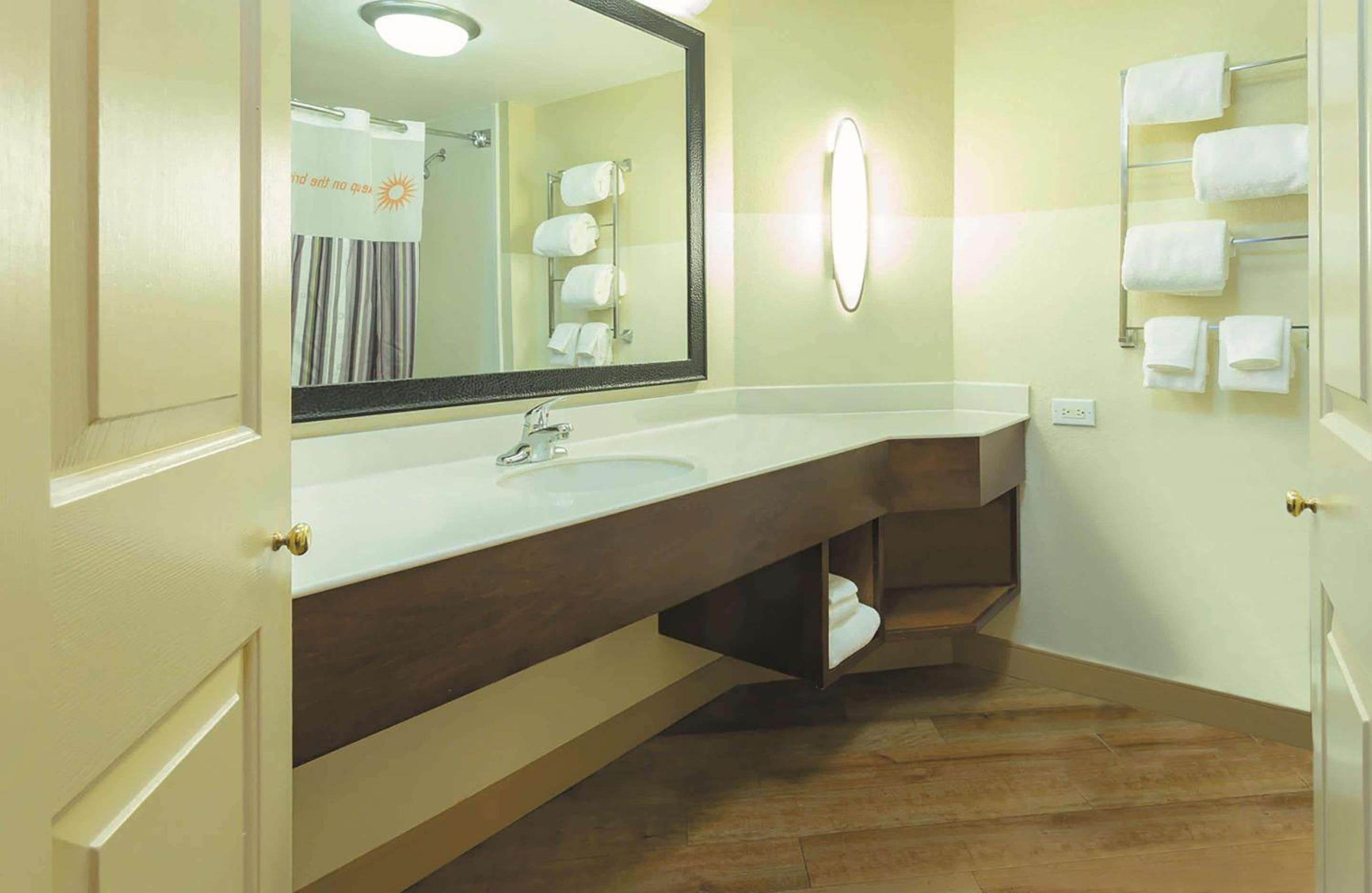 Deluxe Double Room with Two Double Beds - Non-Smoking photo 3