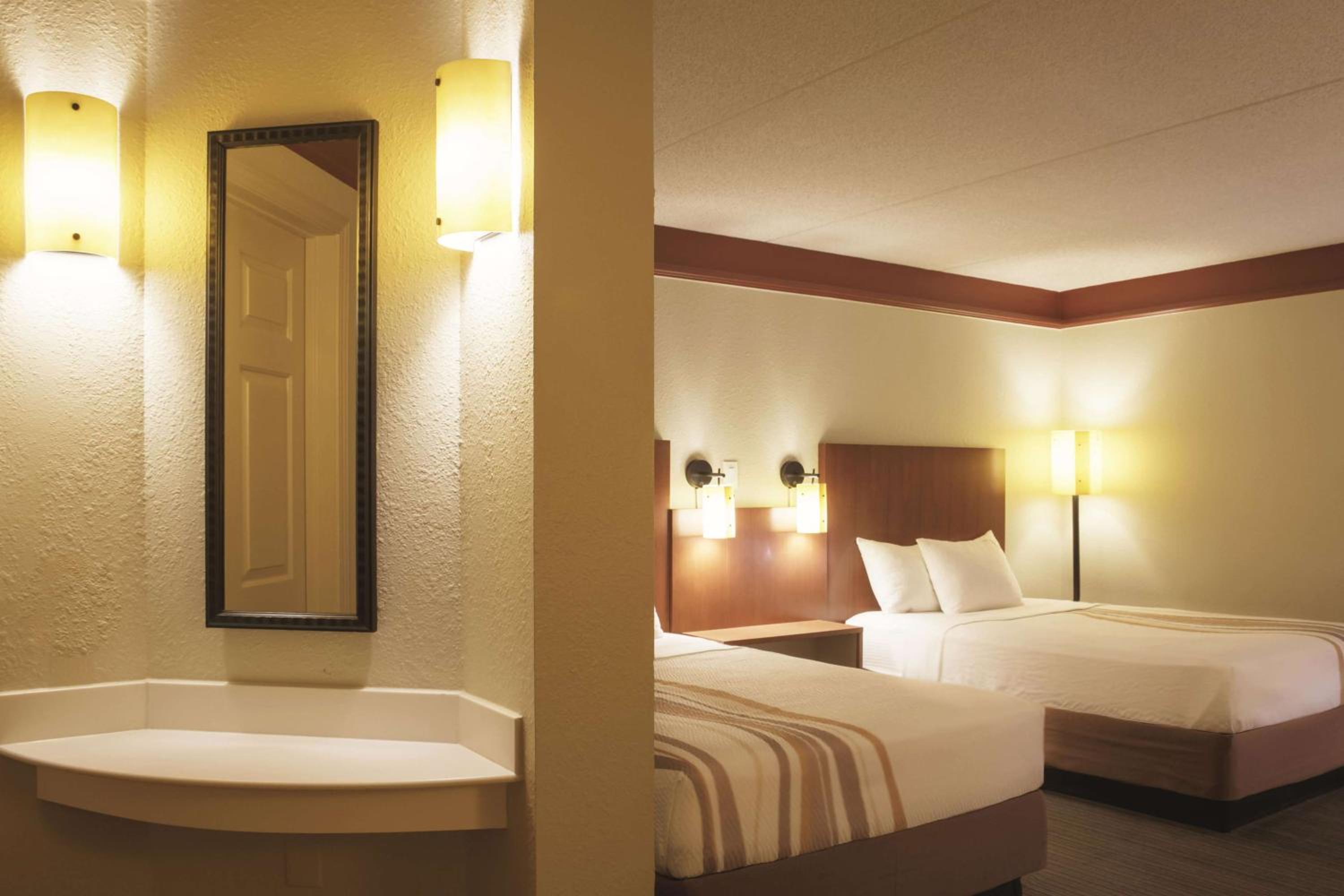 Double Room with Two Double Beds - Photo 3