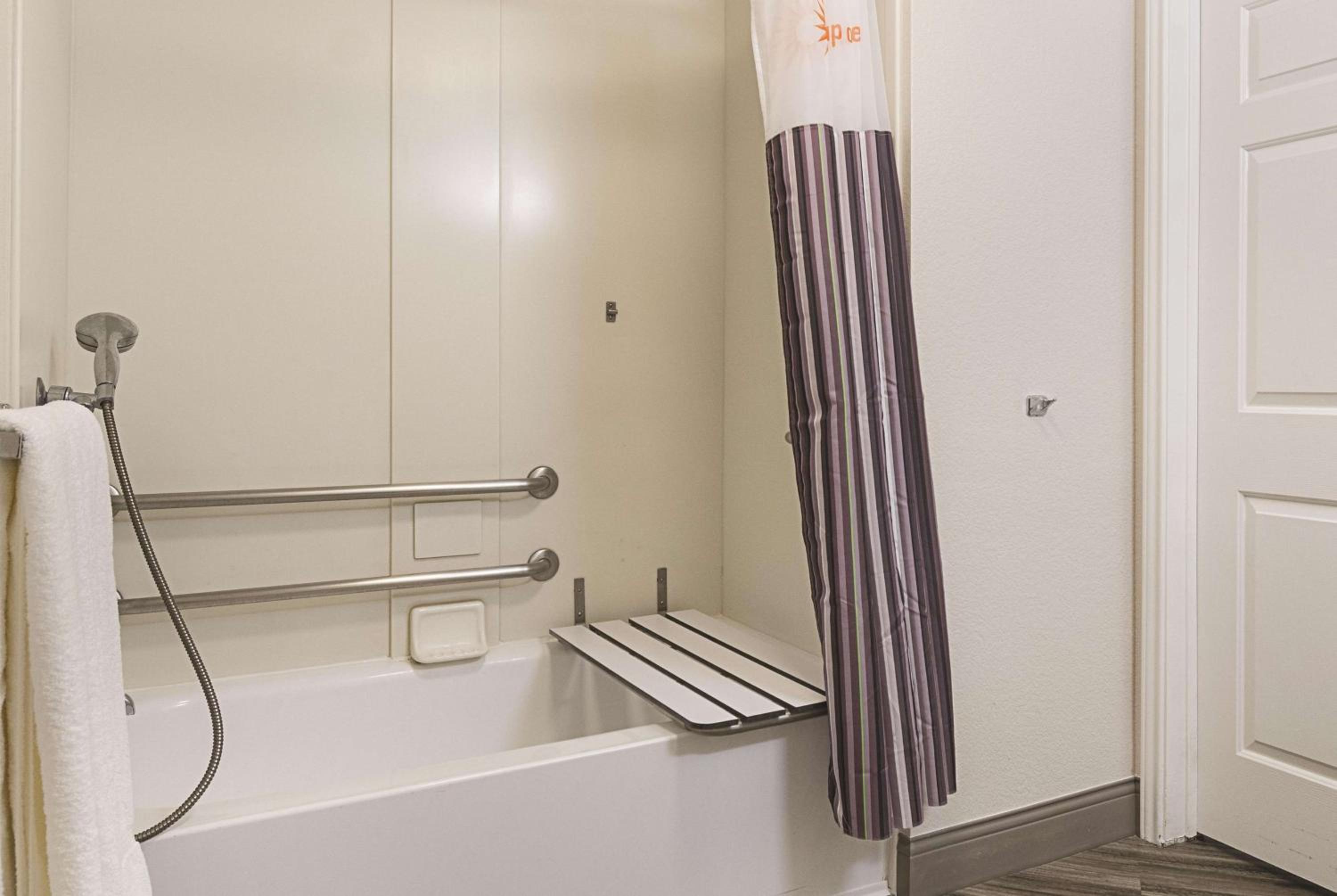 Double Room with Two Double Beds and Mobility/Hearing Impaired Access - Non-Smoking - Photo 5