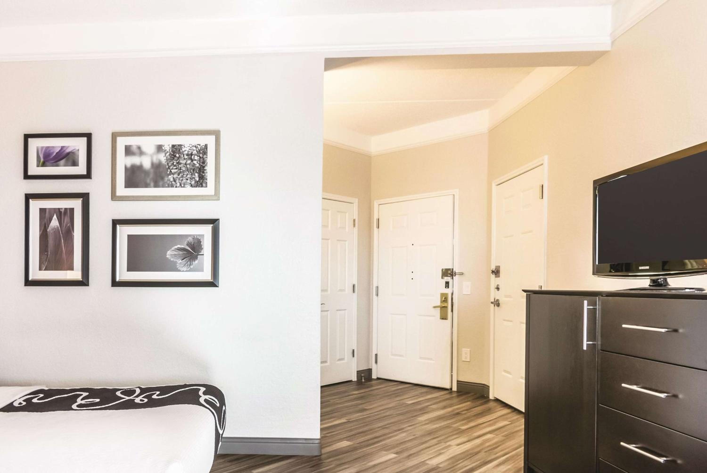 Deluxe Double Room with Two Double Beds - Mobility and Hearing Accessible/Non-Smoking photo 3
