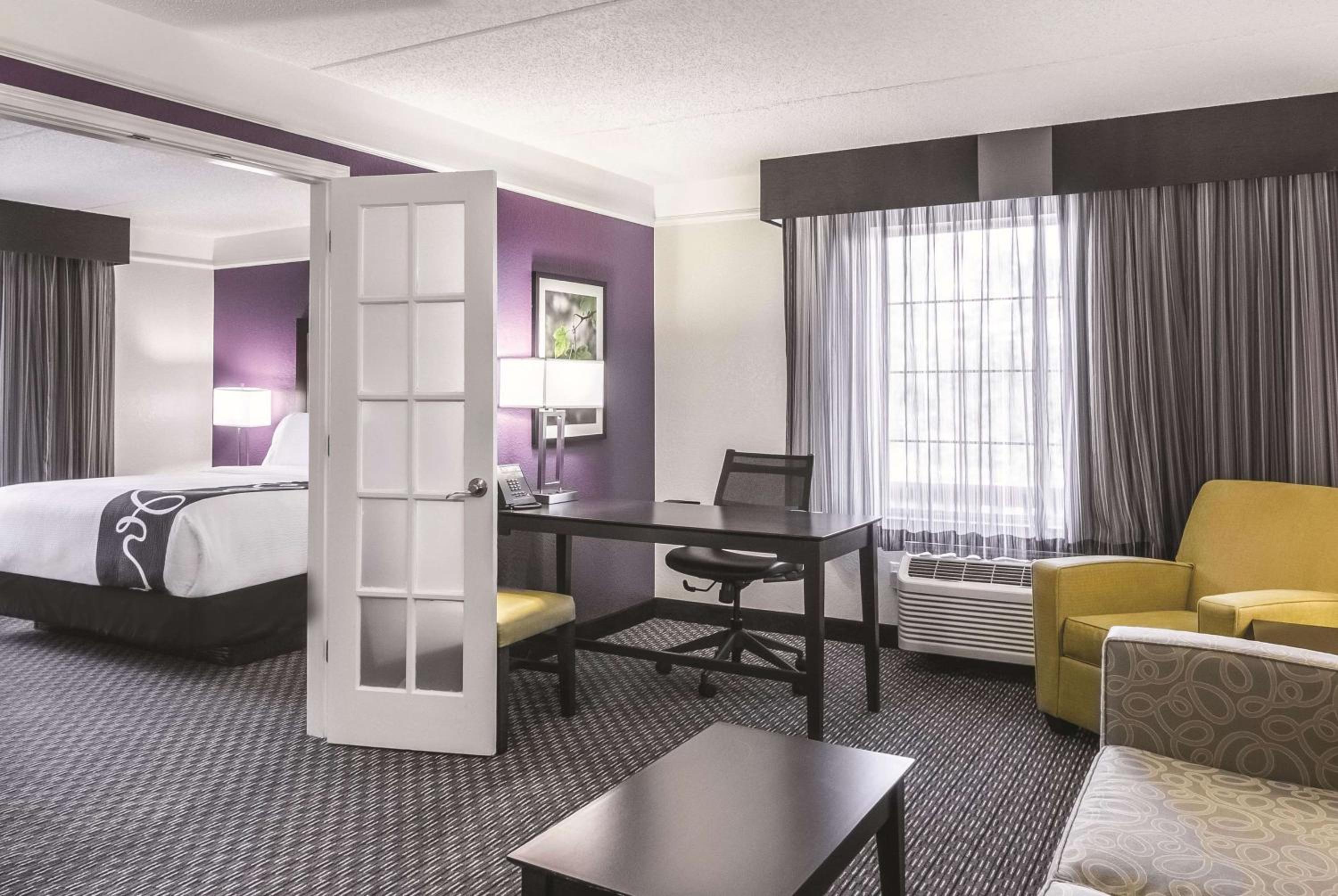 Deluxe King Suite - Non-Smoking