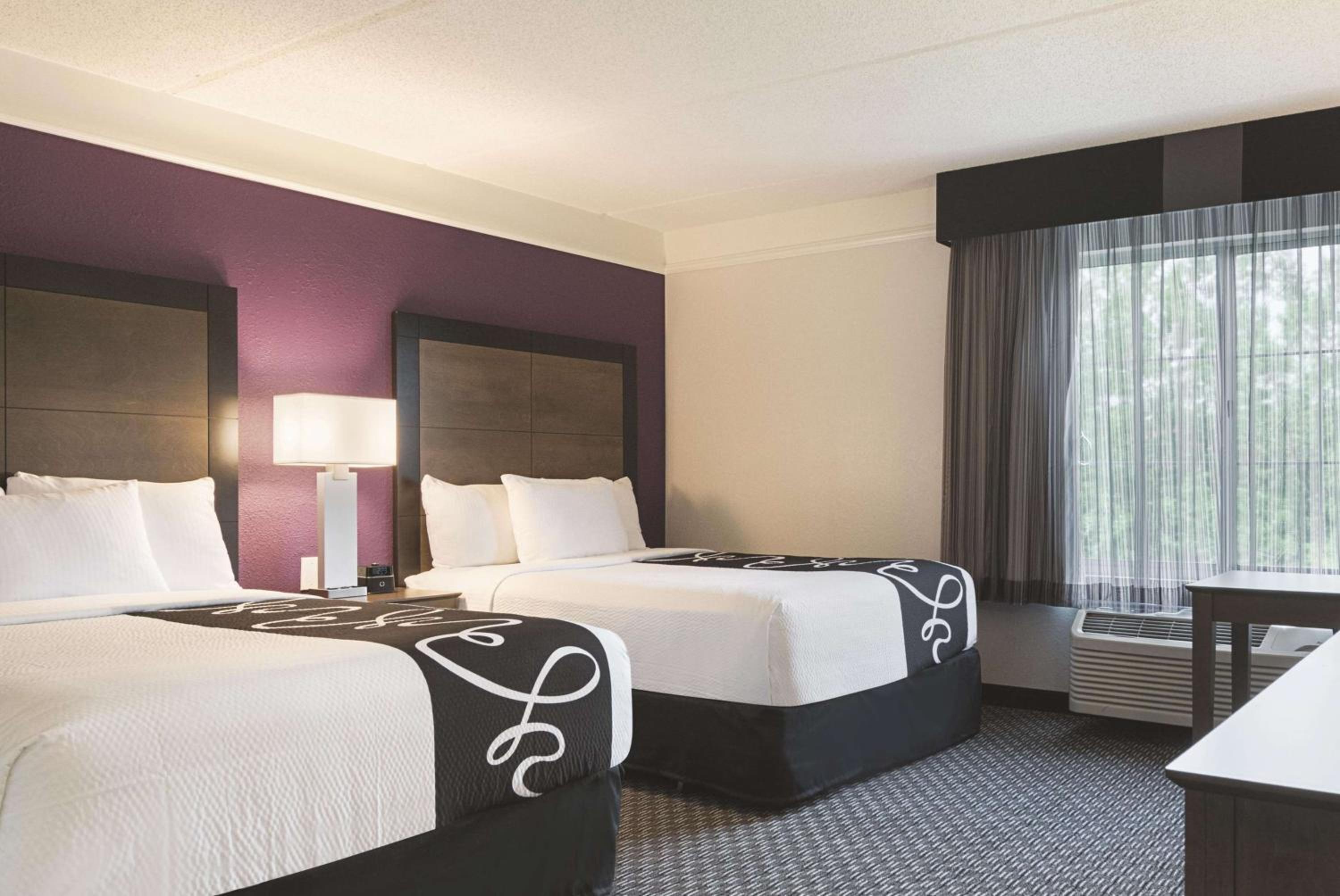 Double Room with Two Double Beds and Bathtub - Mobility/Hearing Accessible - Non-Smoking - Photo 1