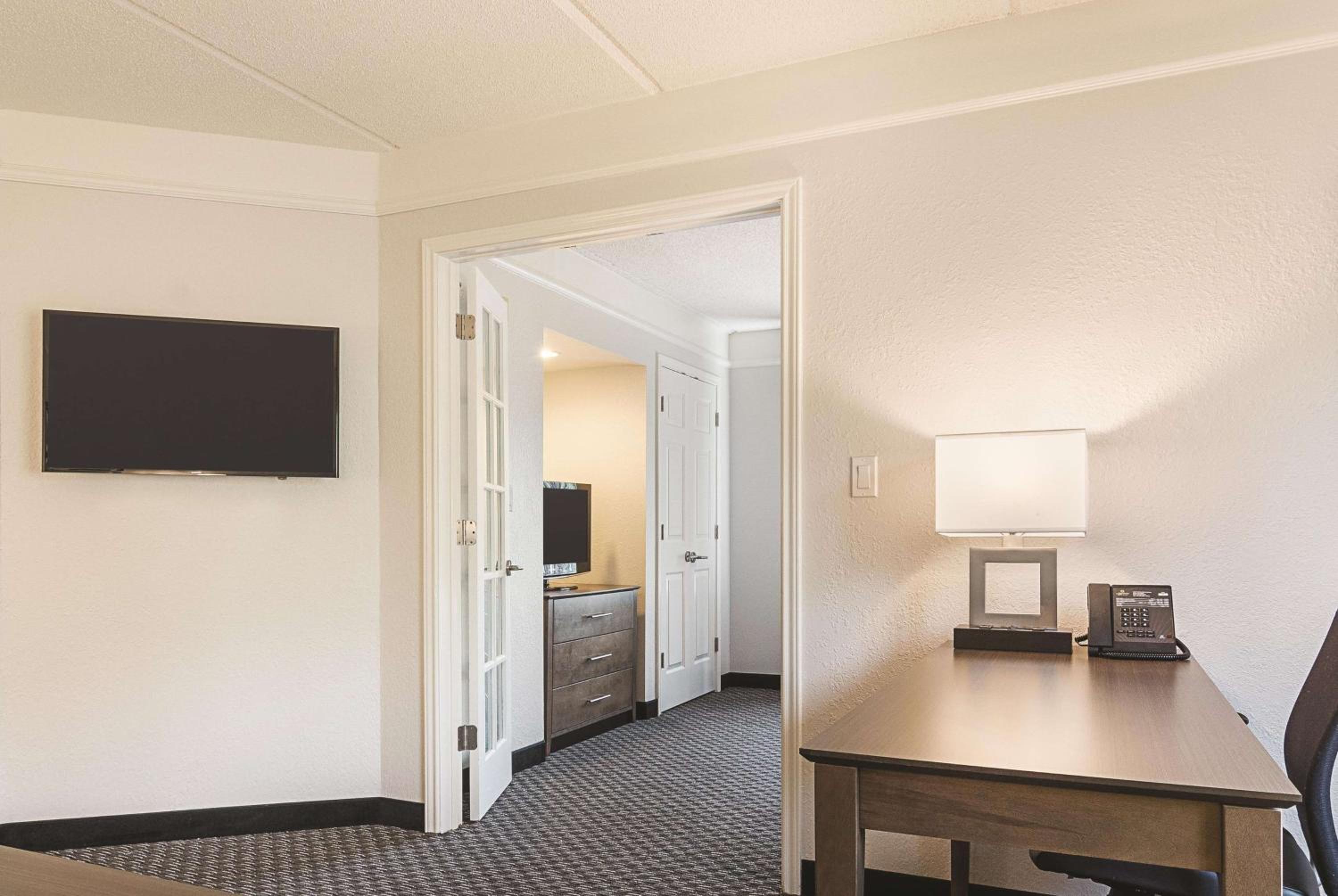 One-Bedroom King Suite - Non-Smoking - Photo 1