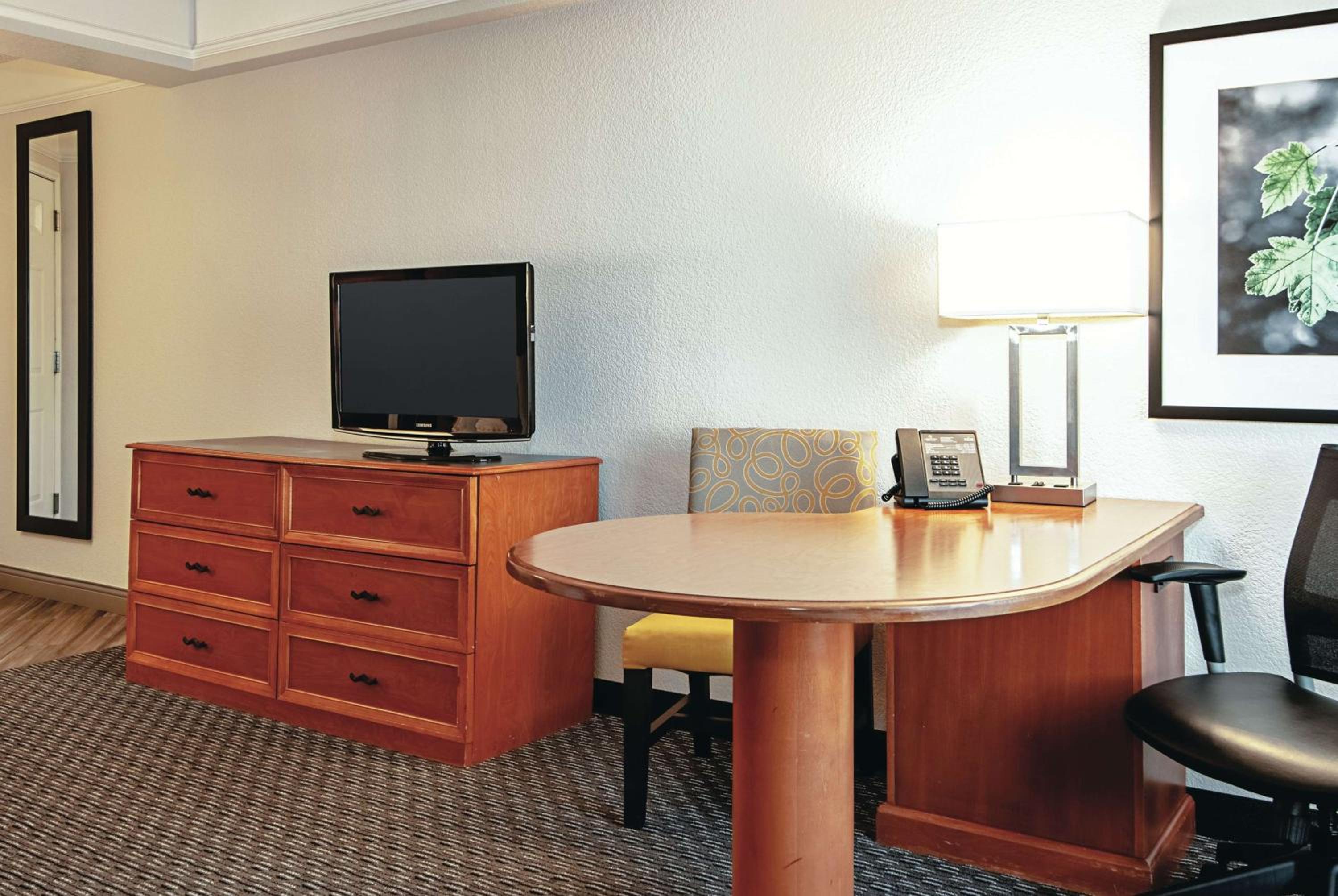 Deluxe King Room - Photo 9