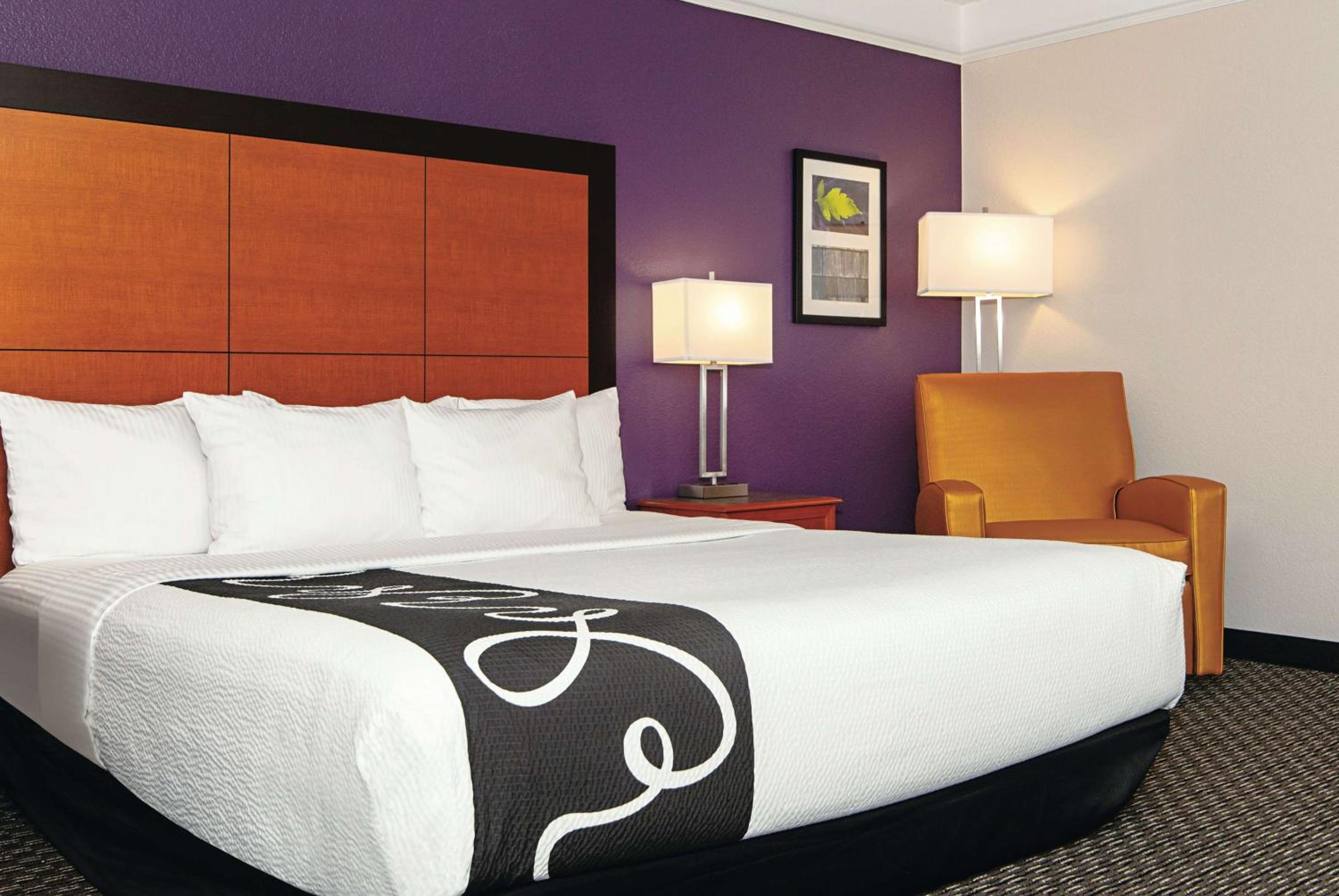 Deluxe King Room - Photo 7