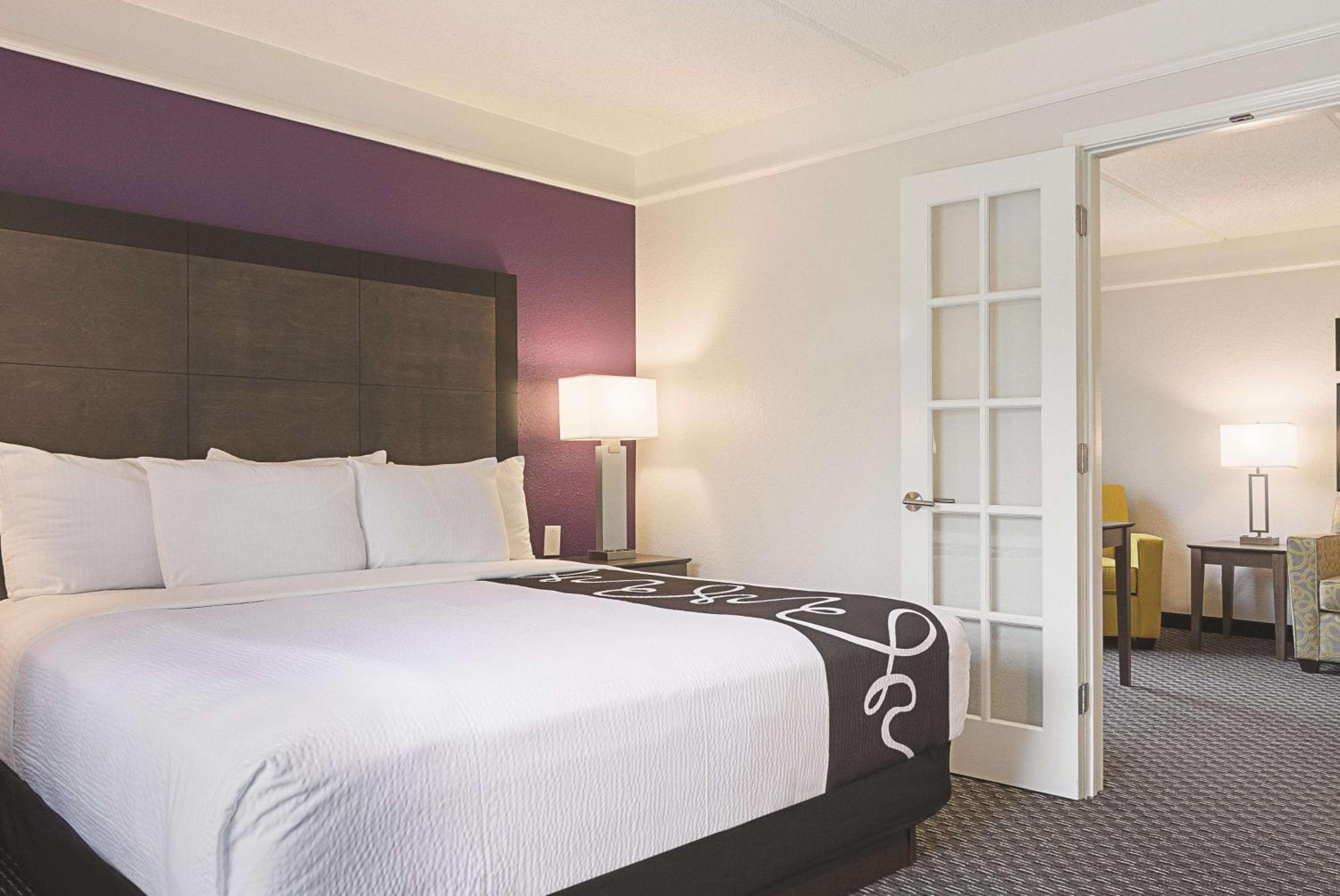 One-Bedroom King Suite - Non-Smoking - Photo 2