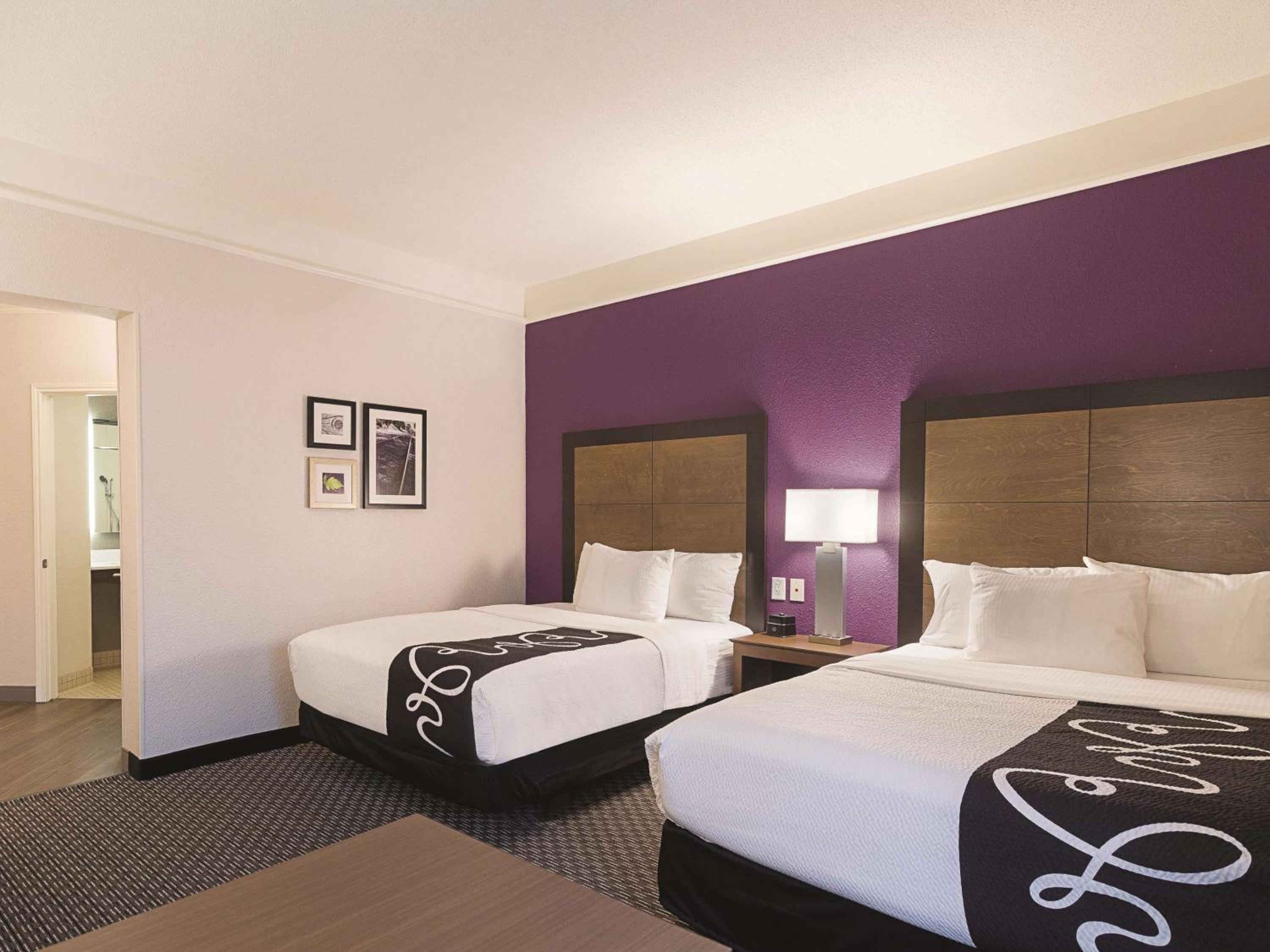 2 Double Beds, Mobility Accessible Room, Bathtub w/ Grab Bars Non-Smoking - Photo 3
