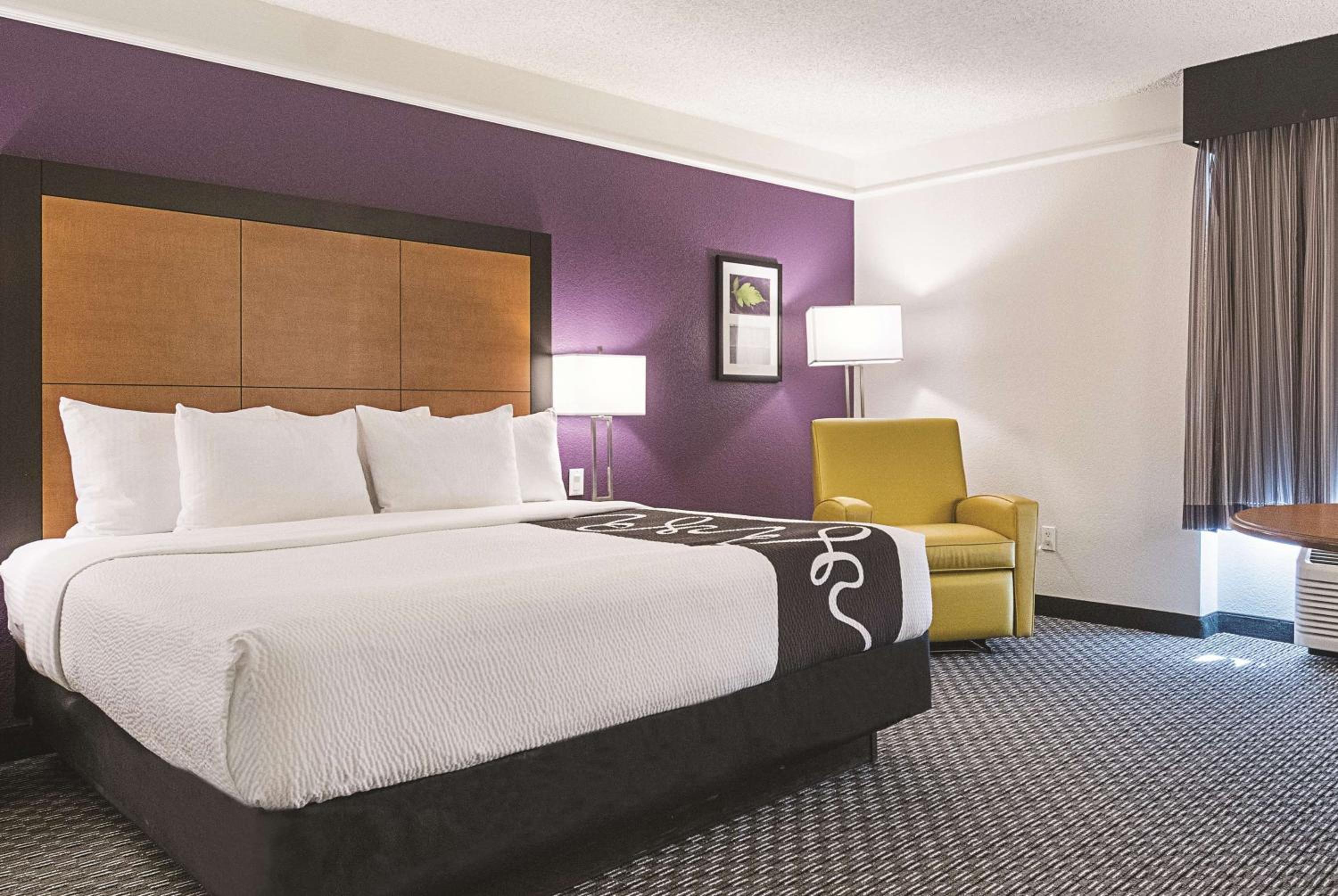 Deluxe King Room - Photo 6