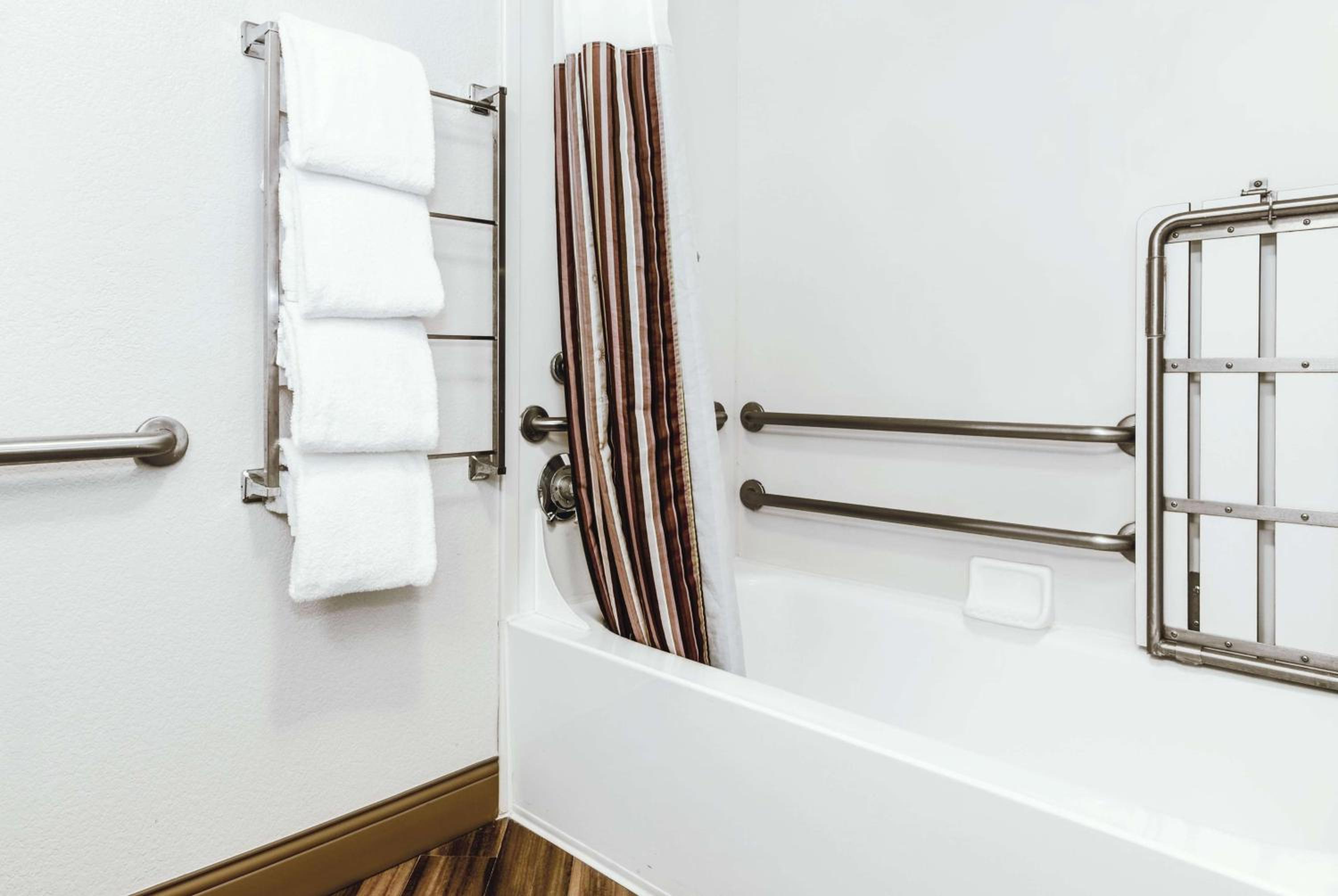 Double Room with Two Double Beds and Mobility/Hearing Impaired Access - Non-Smoking - Photo 4