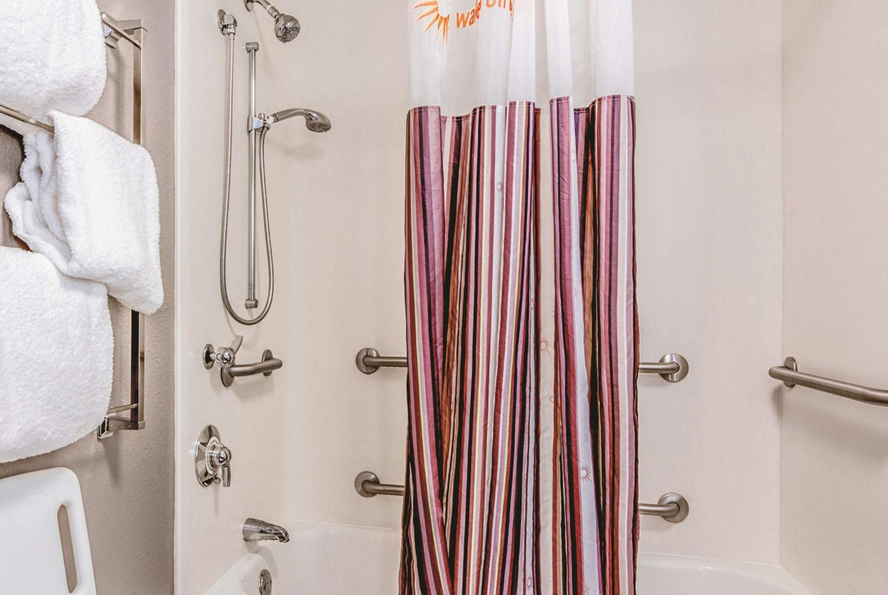 Double Room with Two Double Beds and Bathtub - Mobility/Hearing Accessible - Non-Smoking - Photo 4