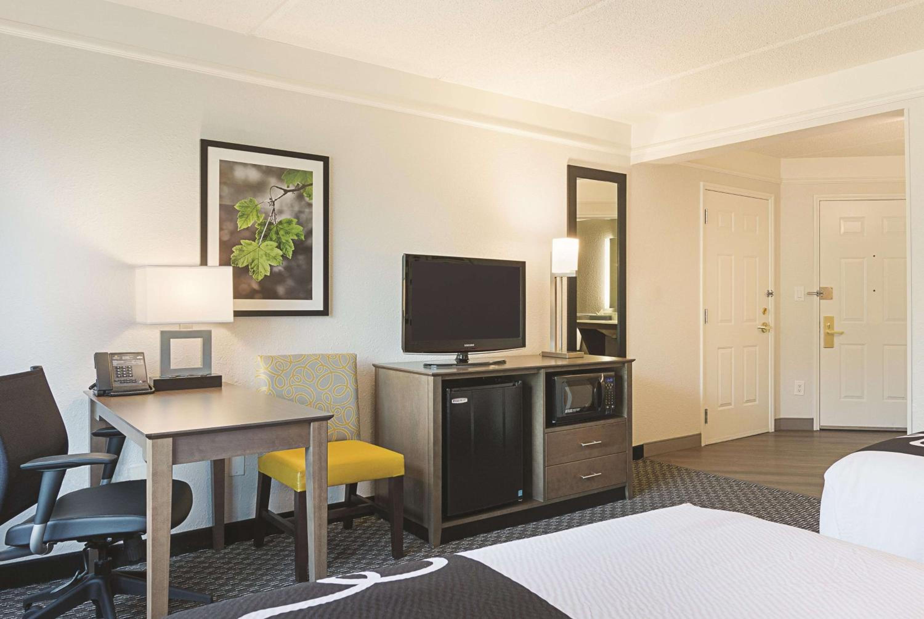 Double Room with Two Double Beds and Bathtub - Mobility/Hearing Accessible - Non-Smoking - Photo 3