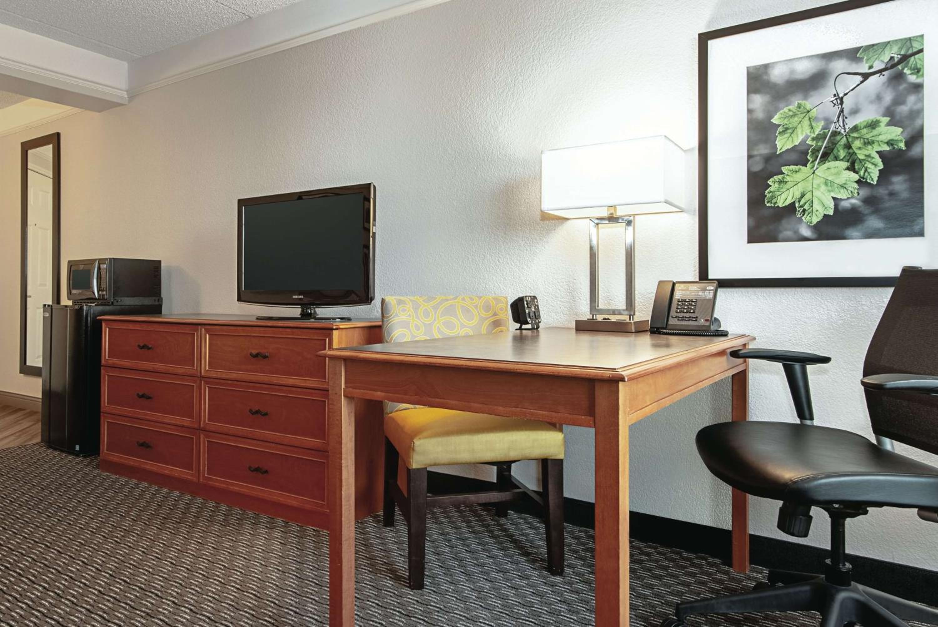 Deluxe Double Room with Two Double Beds - Photo 5
