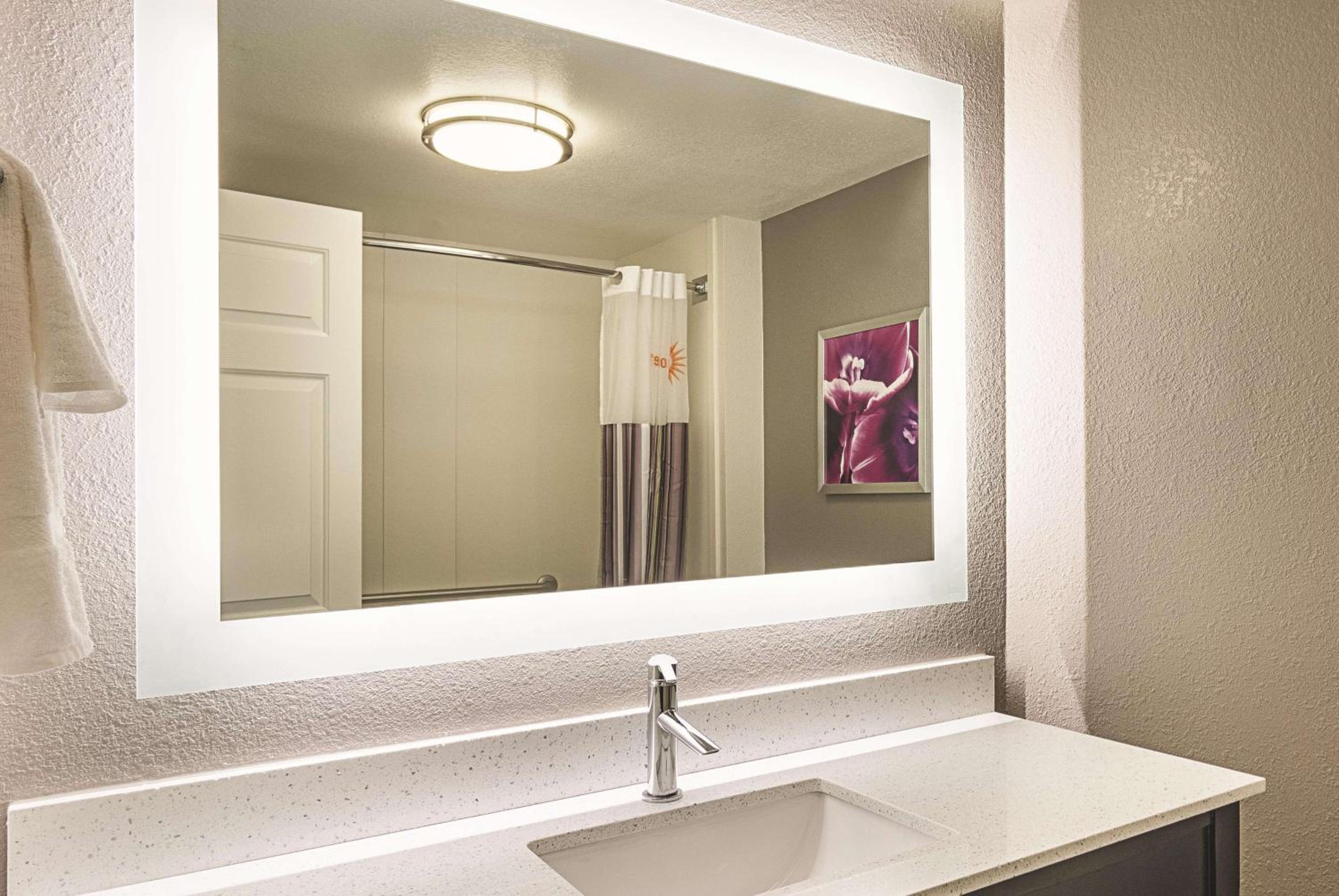 Deluxe King Room - Photo 4