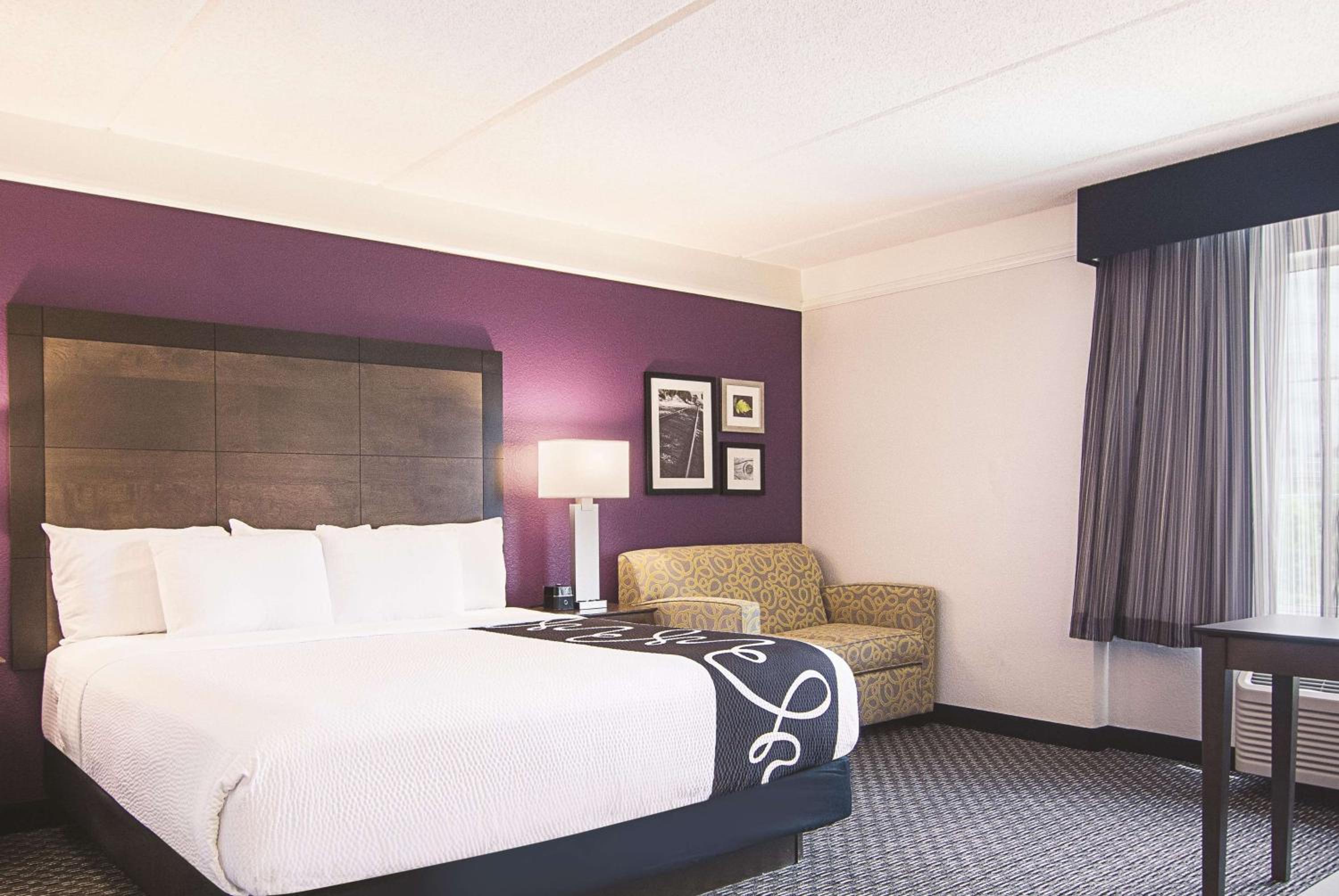 Deluxe King Room - Photo 5