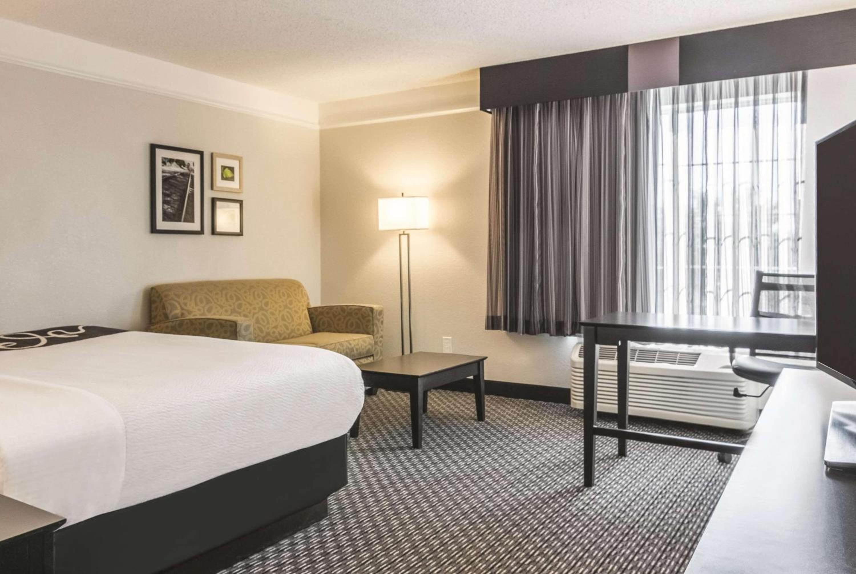Deluxe Executive King Room - Non-Smoking