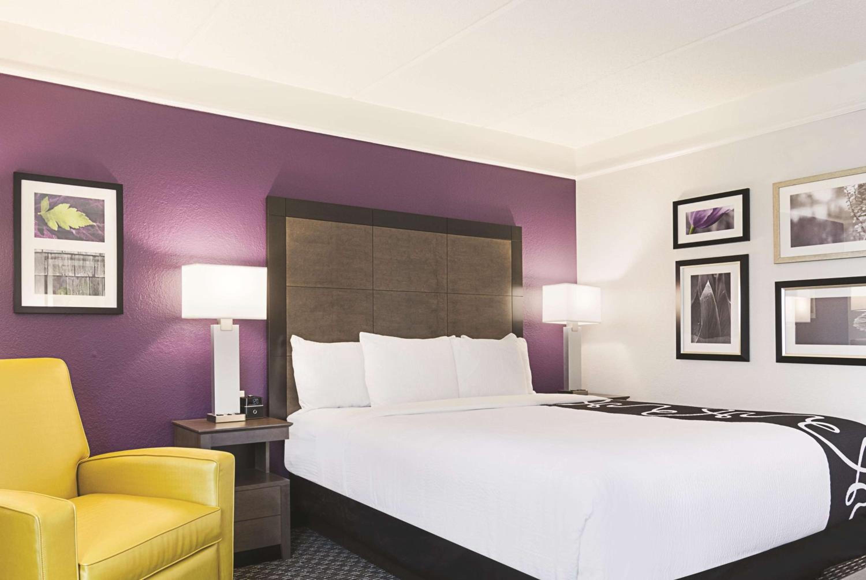 King Room with Bathtub - Mobility/Hearing Accessible - Non-Smoking - Photo 1
