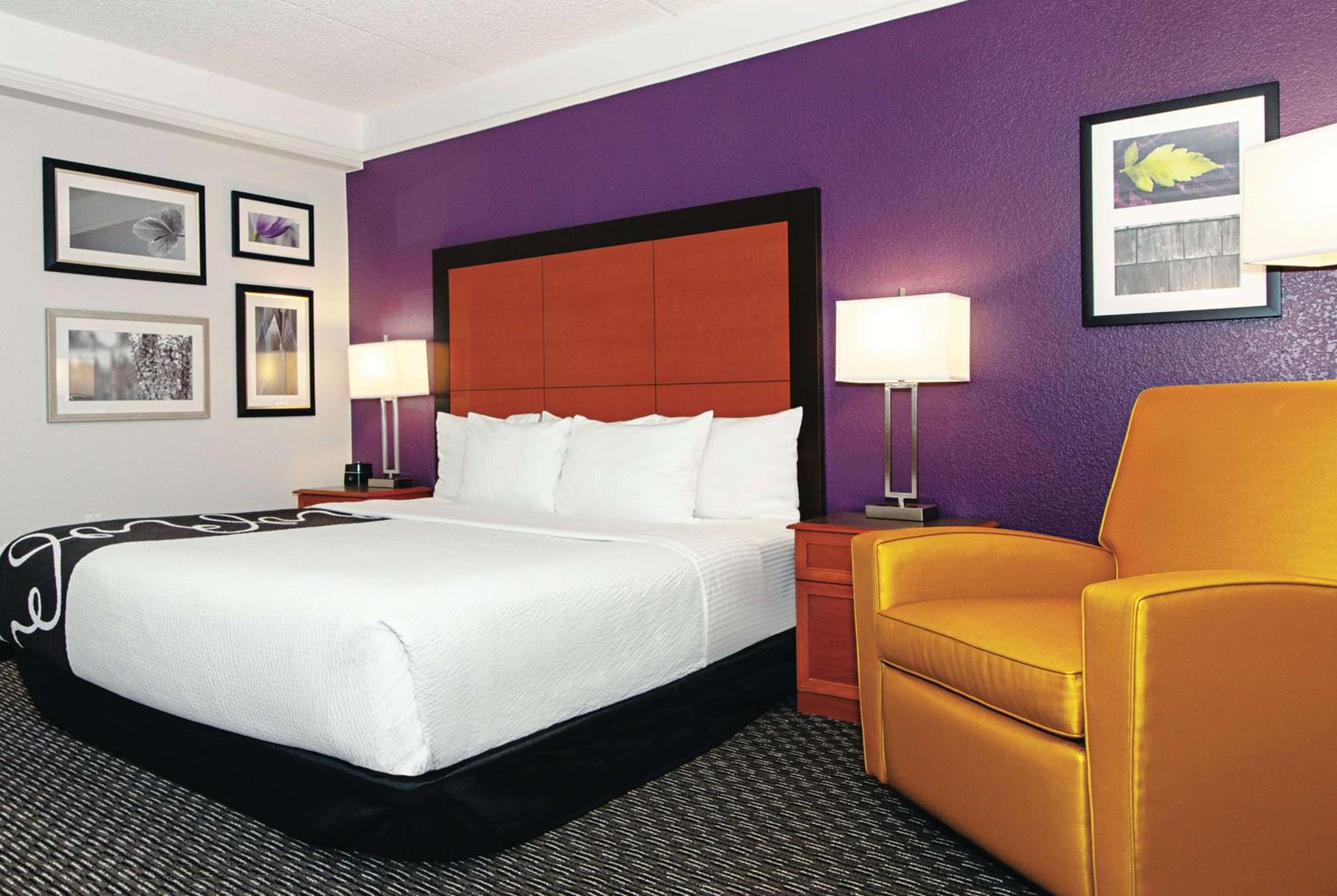 Deluxe King Room - Photo 10
